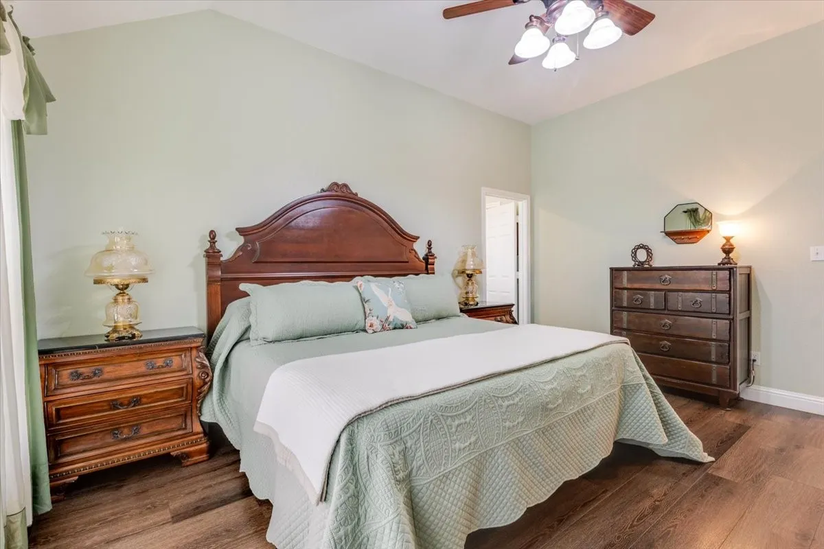 Ensuite bath, ceiling fan, vinyl plank