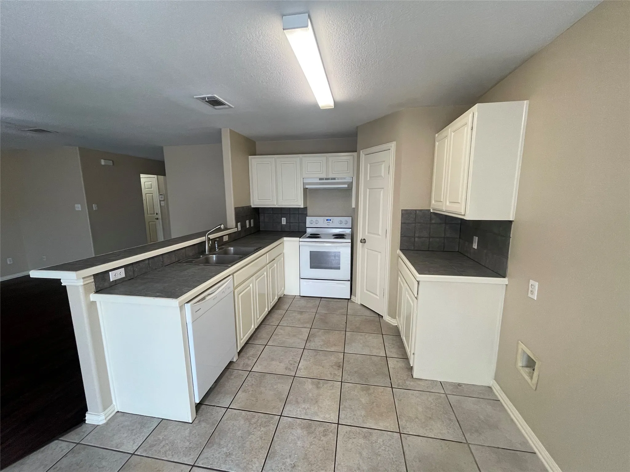 Single Family Residence For Rent in Kaufman County , 112 Kennedy Drive, Terrell, Texas 75160, 4 Bedroom, 2 Bathroom, 2 Garage spaces, 1,573 Sqft, built in 2004, mls#21400554, Real Estate Agent in Terrell, Homes For Rent in Kaufman county, Homes For Rent in Terrell, Realtor in Terrell Texas, Real Estate Brokerage Independent Realty Texas, Luminita Cordes Realtor