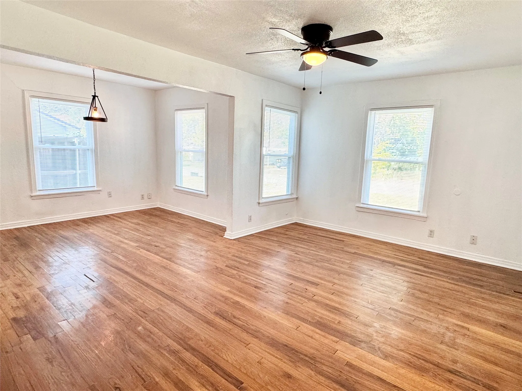 Single Family Residence For Rent in Tarrant County , 4236 Voncille Street, Haltom City, Texas 76117, 2 Bedroom, 1 Bathroom, 1 Garage spaces, 1,400 Sqft, built in 1953, mls#21400302, Real Estate Agent in Haltom City, Homes For Rent in Tarrant county, Homes For Rent in Haltom City, Realtor in Haltom City Texas, Real Estate Brokerage Independent Realty Texas, Luminita Cordes Realtor