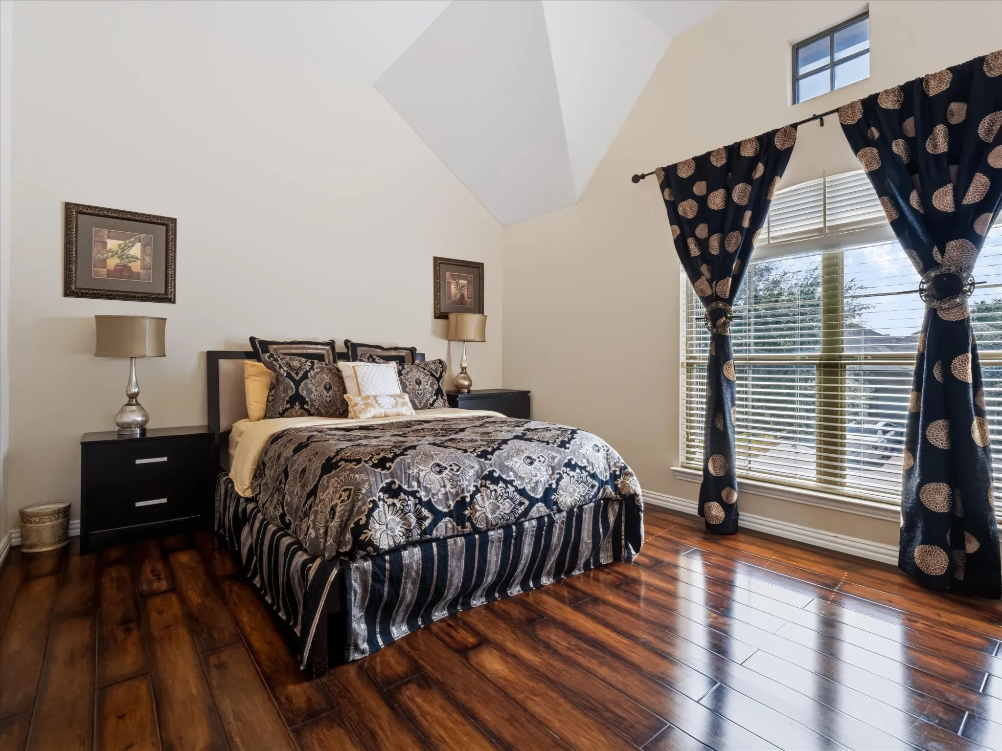 Single Family Residence For Sale in Denton County , 1728 Lake Way Drive, Little Elm, Texas 75068, 4 Bedroom, 3 Bathroom, 2 Garage spaces, 2,452 Sqft, built in 2007, mls#21400550, Real Estate Agent in Little Elm, Homes For Sale in Denton county, Homes For Sale in Little Elm, Realtor in Little Elm Texas, Real Estate Brokerage Independent Realty Texas, Luminita Cordes Realtor