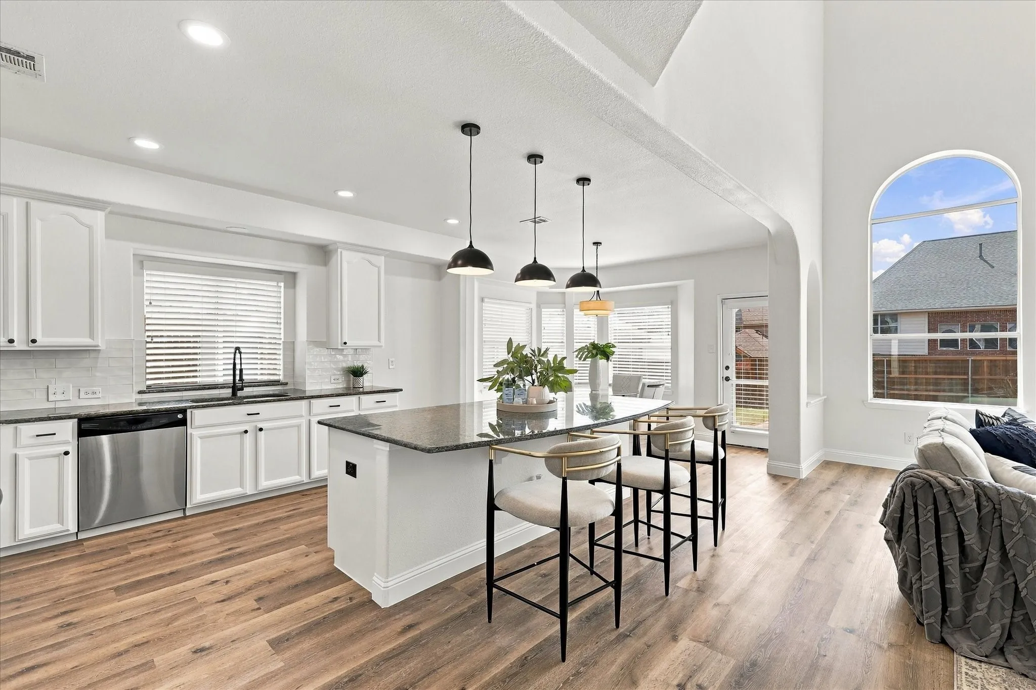 Single Family Residence For Sale in Tarrant County , 10236 Vintage Drive, Fort Worth, Texas 76244, 4 Bedroom, 3 Bathroom, 2 Garage spaces, 3,163 Sqft, built in 2007, mls#21395563, Real Estate Agent in Fort Worth, Homes For Sale in Tarrant county, Homes For Sale in Fort Worth, Realtor in Fort Worth Texas, Real Estate Brokerage Independent Realty Texas, Luminita Cordes Realtor