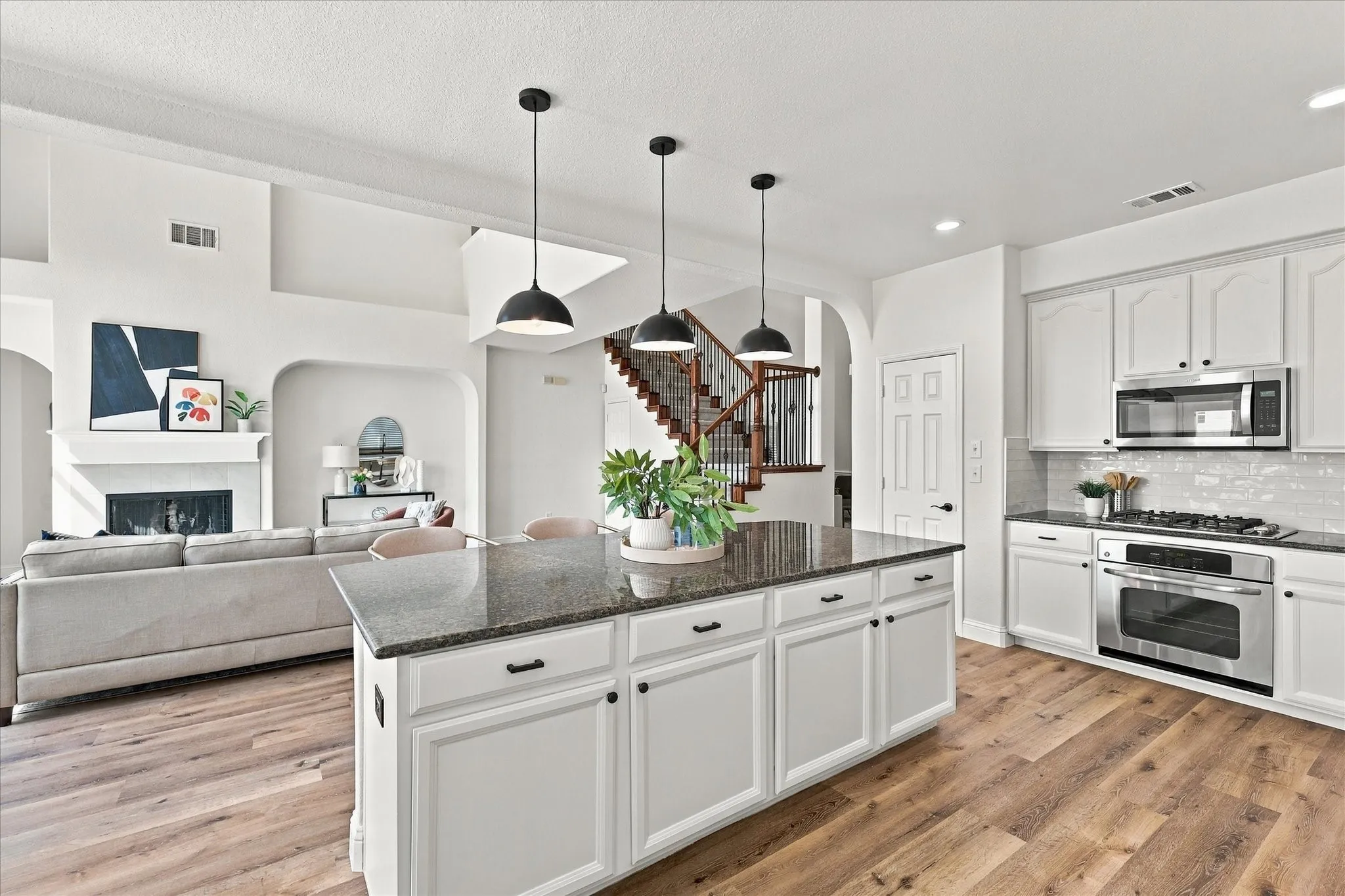 Single Family Residence For Sale in Tarrant County , 10236 Vintage Drive, Fort Worth, Texas 76244, 4 Bedroom, 3 Bathroom, 2 Garage spaces, 3,163 Sqft, built in 2007, mls#21395563, Real Estate Agent in Fort Worth, Homes For Sale in Tarrant county, Homes For Sale in Fort Worth, Realtor in Fort Worth Texas, Real Estate Brokerage Independent Realty Texas, Luminita Cordes Realtor