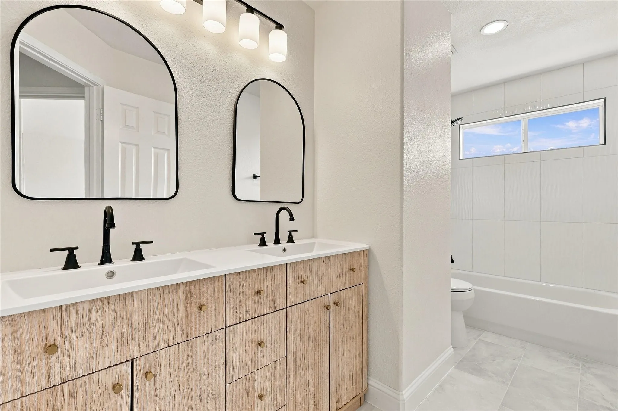 Single Family Residence For Sale in Tarrant County , 10236 Vintage Drive, Fort Worth, Texas 76244, 4 Bedroom, 3 Bathroom, 2 Garage spaces, 3,163 Sqft, built in 2007, mls#21395563, Real Estate Agent in Fort Worth, Homes For Sale in Tarrant county, Homes For Sale in Fort Worth, Realtor in Fort Worth Texas, Real Estate Brokerage Independent Realty Texas, Luminita Cordes Realtor