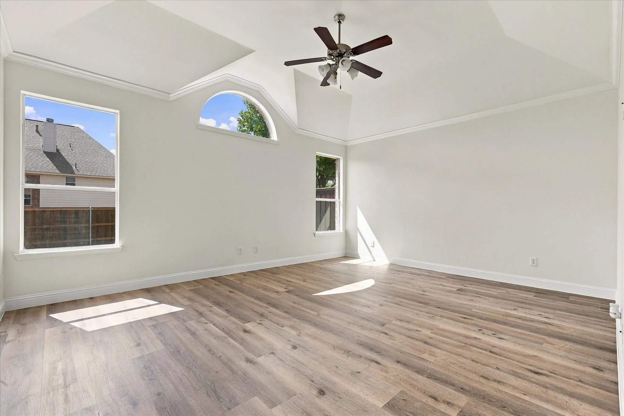 Single Family Residence For Sale in Tarrant County , 10236 Vintage Drive, Fort Worth, Texas 76244, 4 Bedroom, 3 Bathroom, 2 Garage spaces, 3,163 Sqft, built in 2007, mls#21395563, Real Estate Agent in Fort Worth, Homes For Sale in Tarrant county, Homes For Sale in Fort Worth, Realtor in Fort Worth Texas, Real Estate Brokerage Independent Realty Texas, Luminita Cordes Realtor