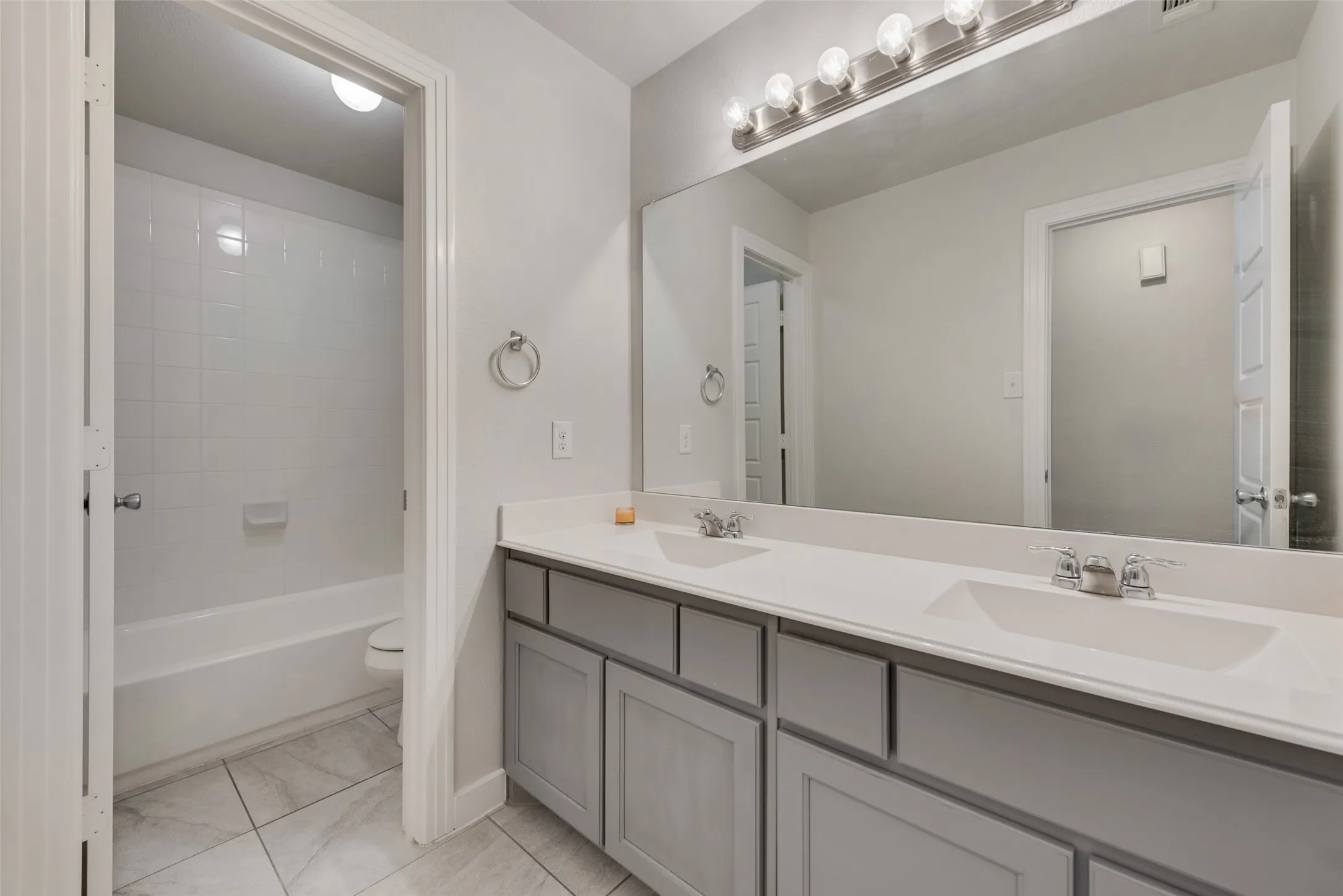 Single Family Residence For Rent in Denton County , 1617 Spoonbill Drive, Little Elm, Texas 75068, 4 Bedroom, 3 Bathroom, 2 Garage spaces, 2,407 Sqft, built in 2017, mls#21398402, Real Estate Agent in Little Elm, Homes For Rent in Denton county, Homes For Rent in Little Elm, Realtor in Little Elm Texas, Real Estate Brokerage Independent Realty Texas, Luminita Cordes Realtor
