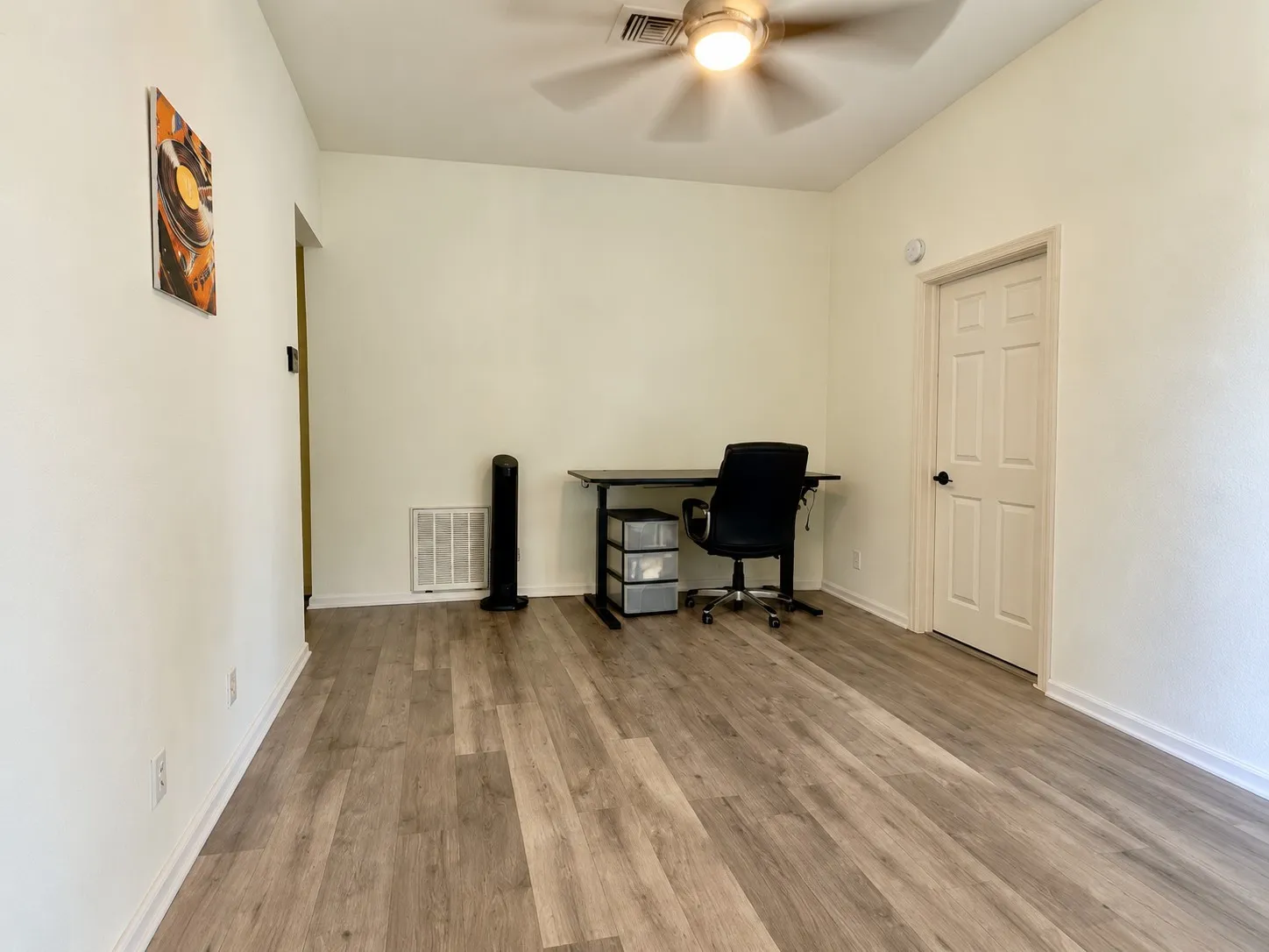Recessed ceiling fan with integrated lighting
