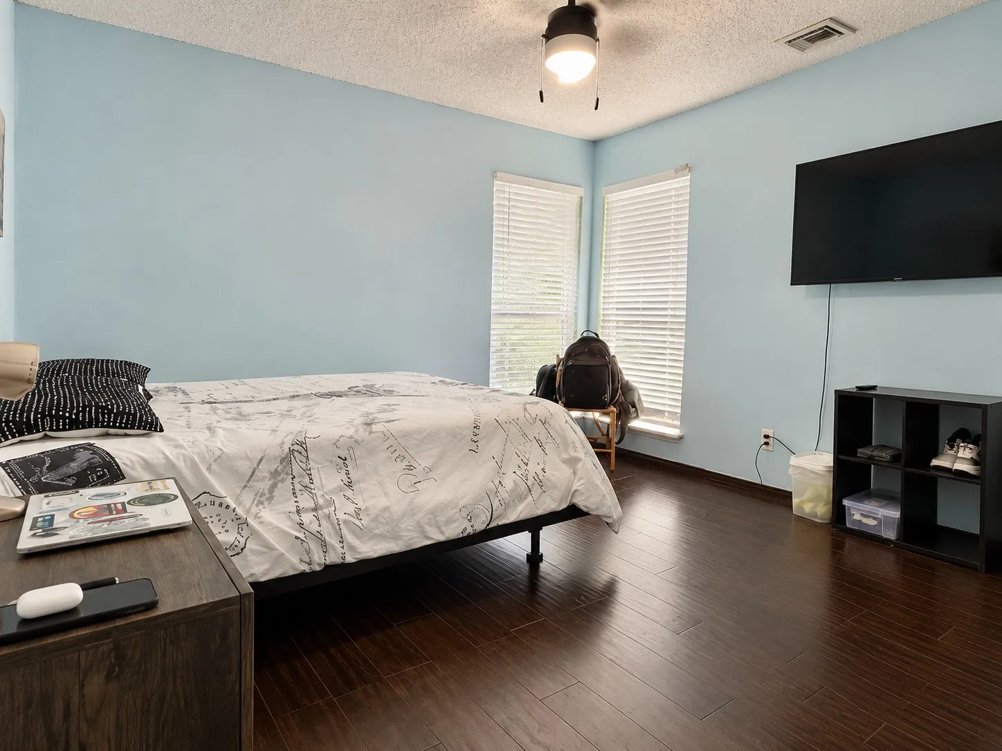 Recessed lighting, wood-finish flooring, ceiling fan, and window blinds
