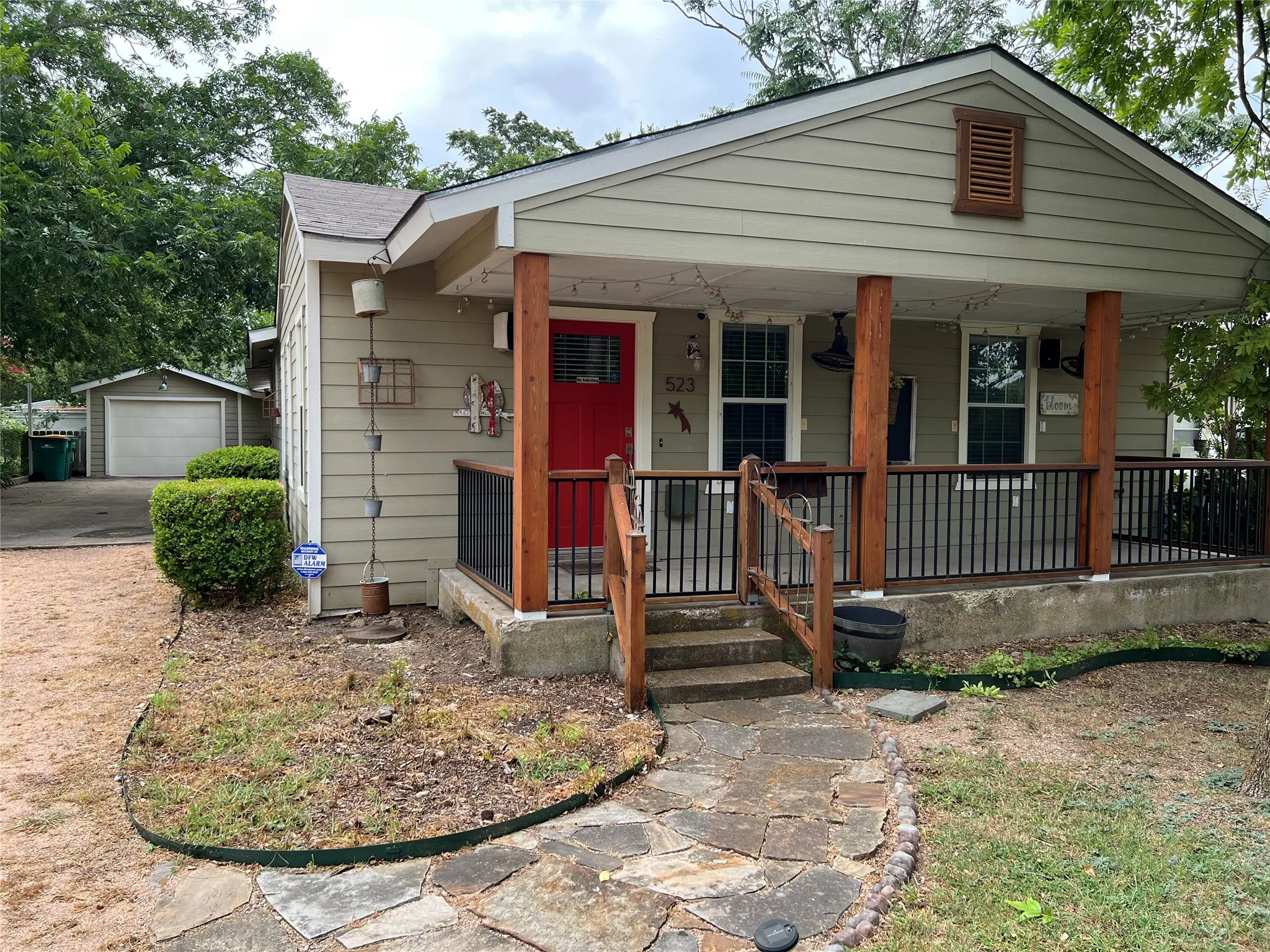 Single Family Residence For Sale in Dallas County , 523 Houston Street, Cedar Hill, Texas 75104, 2 Bedroom, 2 Bathroom, 1 Garage spaces, 1,320 Sqft, built in 1954, mls#21400582, Real Estate Agent in Cedar Hill, Homes For Sale in Dallas county, Homes For Sale in Cedar Hill, Realtor in Cedar Hill Texas, Real Estate Brokerage Independent Realty Texas, Luminita Cordes Realtor