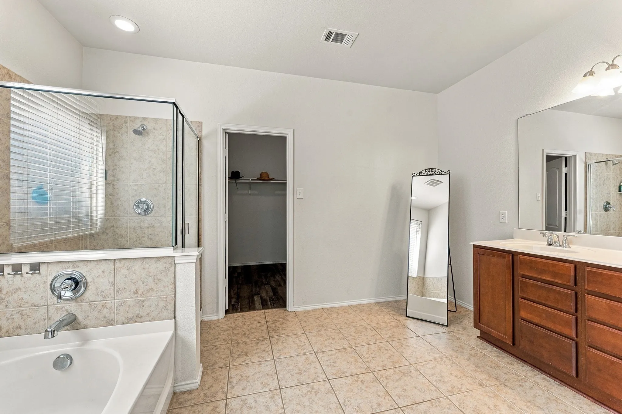 Single Family Residence For Sale in Tarrant County , 8932 Winding Valley Drive, Fort Worth, Texas 76244, 4 Bedroom, 3 Bathroom, 2 Garage spaces, 2,923 Sqft, built in 2012, mls#21400583, Real Estate Agent in Fort Worth, Homes For Sale in Tarrant county, Homes For Sale in Fort Worth, Realtor in Fort Worth Texas, Real Estate Brokerage Independent Realty Texas, Luminita Cordes Realtor
