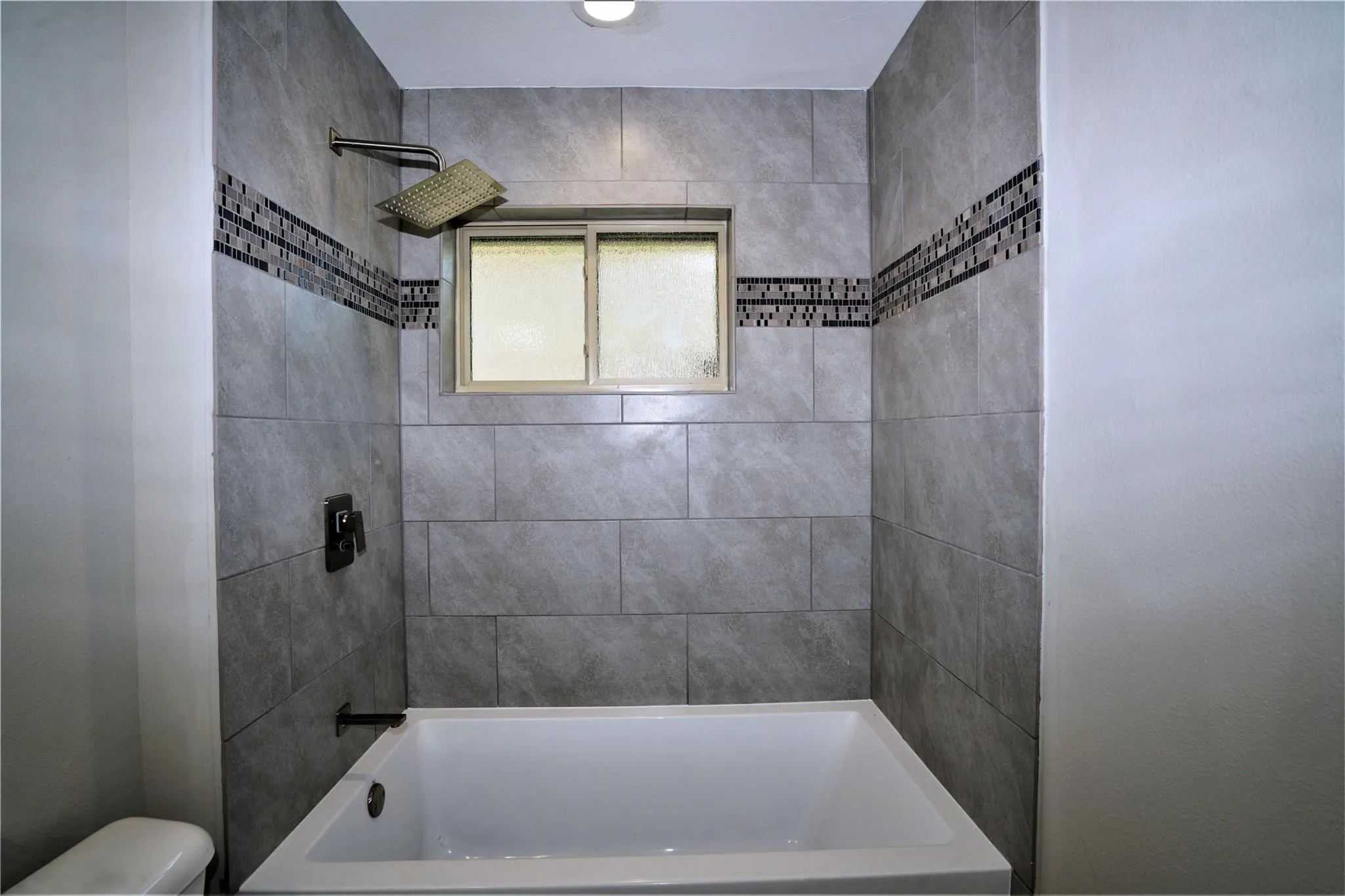 Single Family Residence For Rent in Dallas County , 2435 Hillsboro Avenue, Dallas, Texas 75228, 3 Bedroom, 2 Bathroom, 2 Garage spaces, 1,687 Sqft, built in 1956, mls#21400531, Real Estate Agent in Dallas, Homes For Rent in Dallas county, Homes For Rent in Dallas, Realtor in Dallas Texas, Real Estate Brokerage Independent Realty Texas, Luminita Cordes Realtor