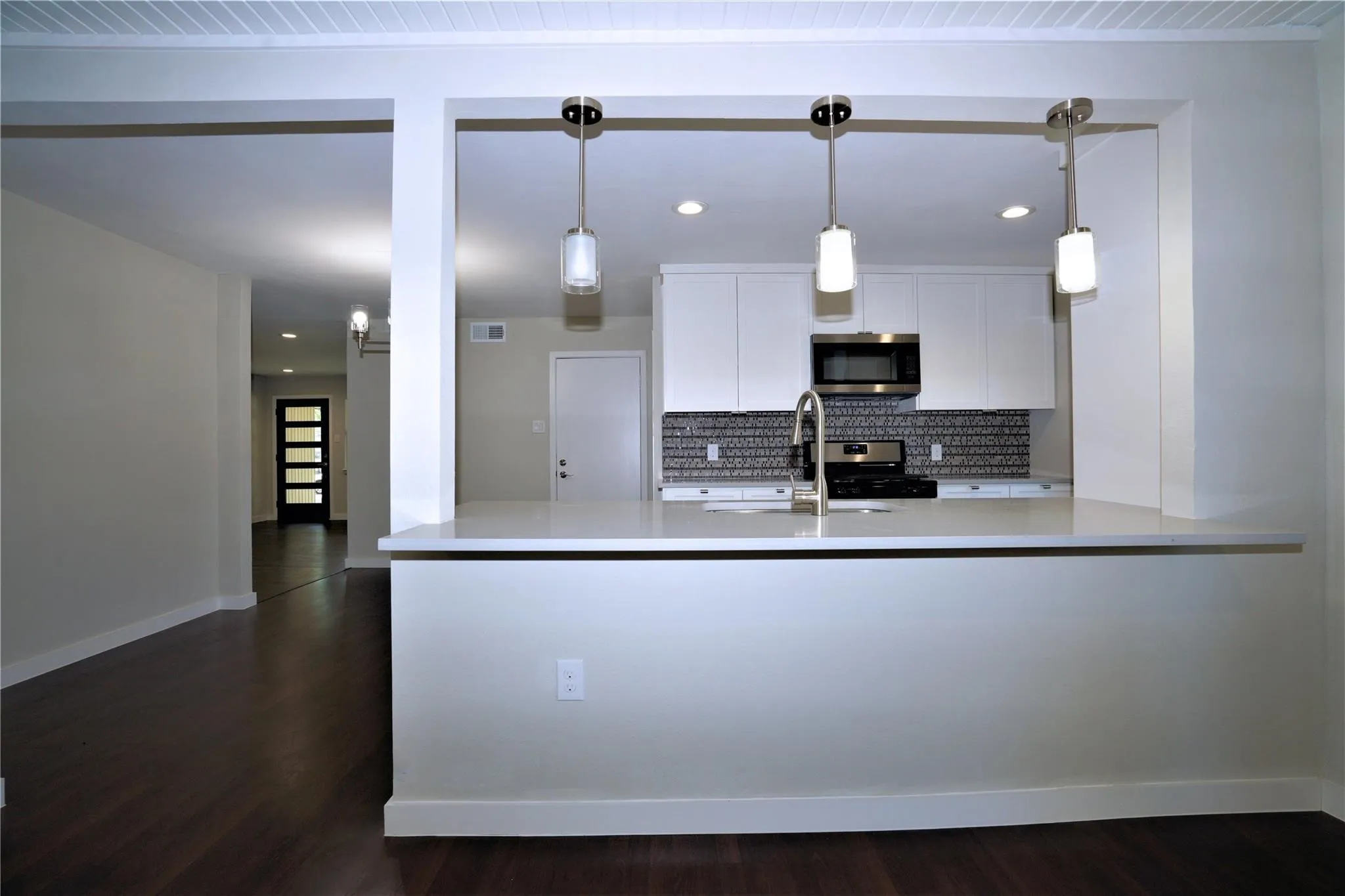 Single Family Residence For Rent in Dallas County , 2435 Hillsboro Avenue, Dallas, Texas 75228, 3 Bedroom, 2 Bathroom, 2 Garage spaces, 1,687 Sqft, built in 1956, mls#21400531, Real Estate Agent in Dallas, Homes For Rent in Dallas county, Homes For Rent in Dallas, Realtor in Dallas Texas, Real Estate Brokerage Independent Realty Texas, Luminita Cordes Realtor