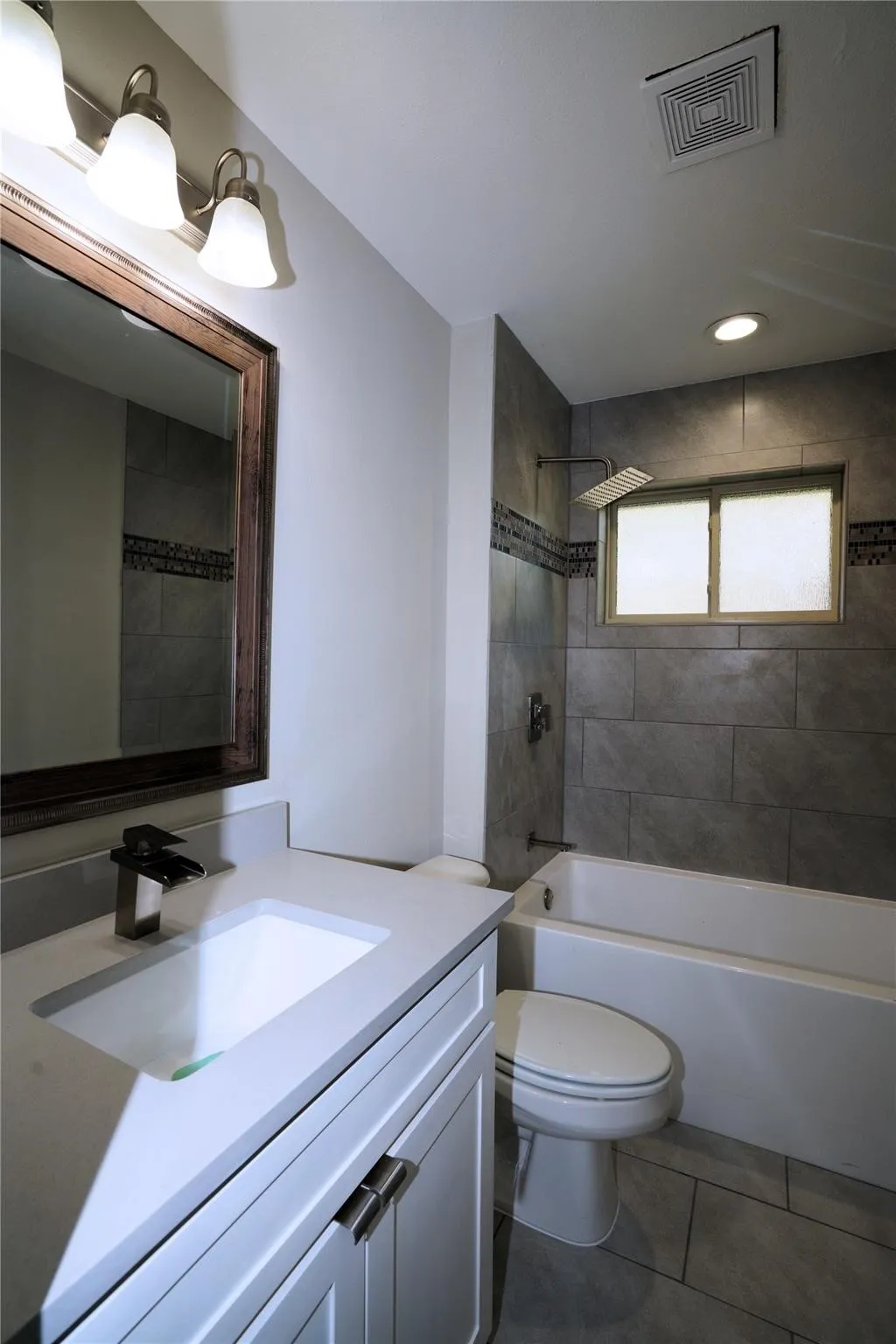 Single Family Residence For Rent in Dallas County , 2435 Hillsboro Avenue, Dallas, Texas 75228, 3 Bedroom, 2 Bathroom, 2 Garage spaces, 1,687 Sqft, built in 1956, mls#21400531, Real Estate Agent in Dallas, Homes For Rent in Dallas county, Homes For Rent in Dallas, Realtor in Dallas Texas, Real Estate Brokerage Independent Realty Texas, Luminita Cordes Realtor