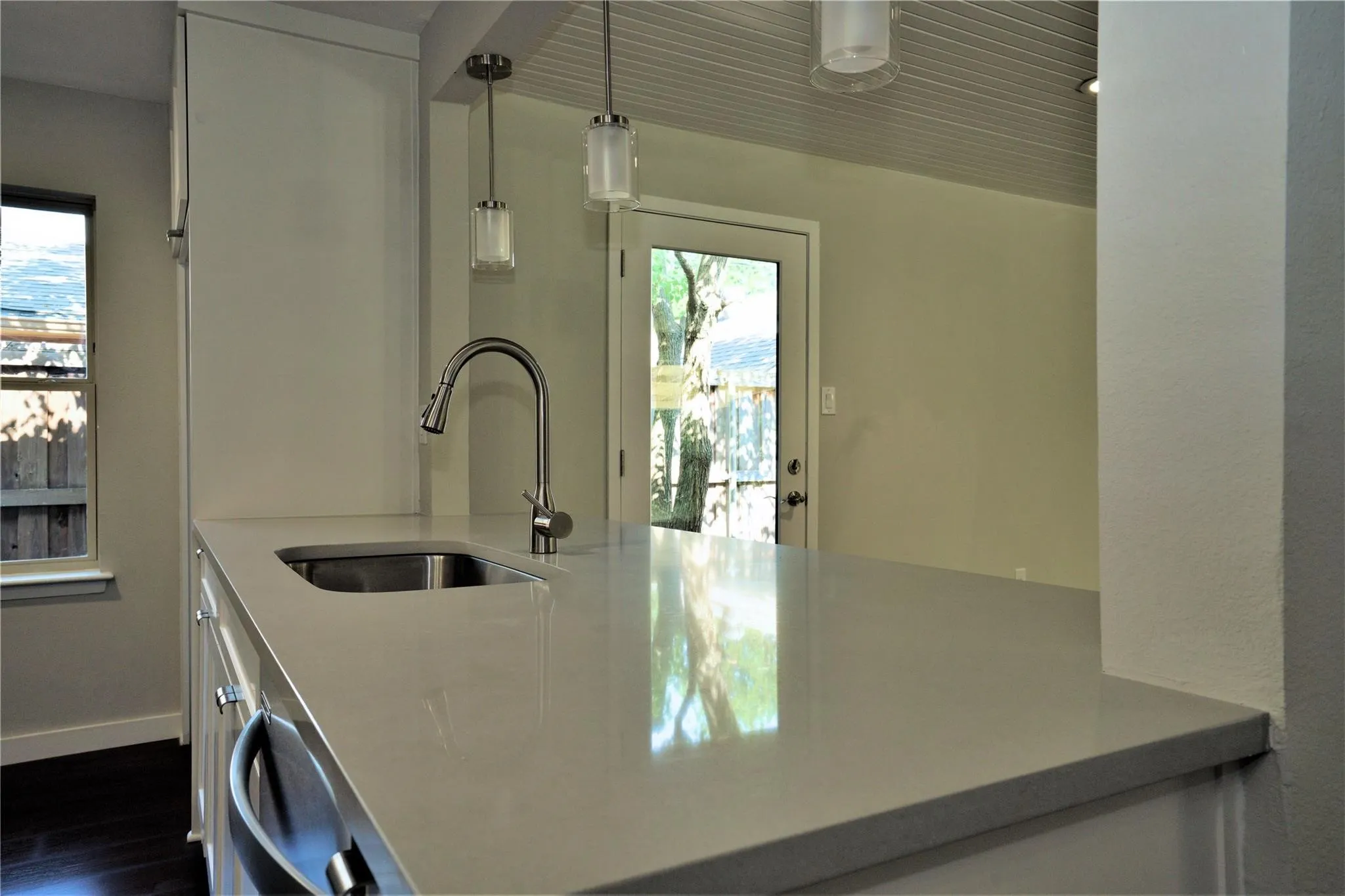 Single Family Residence For Rent in Dallas County , 2435 Hillsboro Avenue, Dallas, Texas 75228, 3 Bedroom, 2 Bathroom, 2 Garage spaces, 1,687 Sqft, built in 1956, mls#21400531, Real Estate Agent in Dallas, Homes For Rent in Dallas county, Homes For Rent in Dallas, Realtor in Dallas Texas, Real Estate Brokerage Independent Realty Texas, Luminita Cordes Realtor