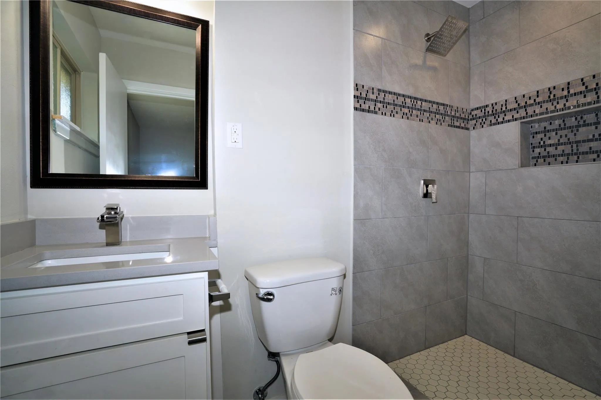 Single Family Residence For Rent in Dallas County , 2435 Hillsboro Avenue, Dallas, Texas 75228, 3 Bedroom, 2 Bathroom, 2 Garage spaces, 1,687 Sqft, built in 1956, mls#21400531, Real Estate Agent in Dallas, Homes For Rent in Dallas county, Homes For Rent in Dallas, Realtor in Dallas Texas, Real Estate Brokerage Independent Realty Texas, Luminita Cordes Realtor