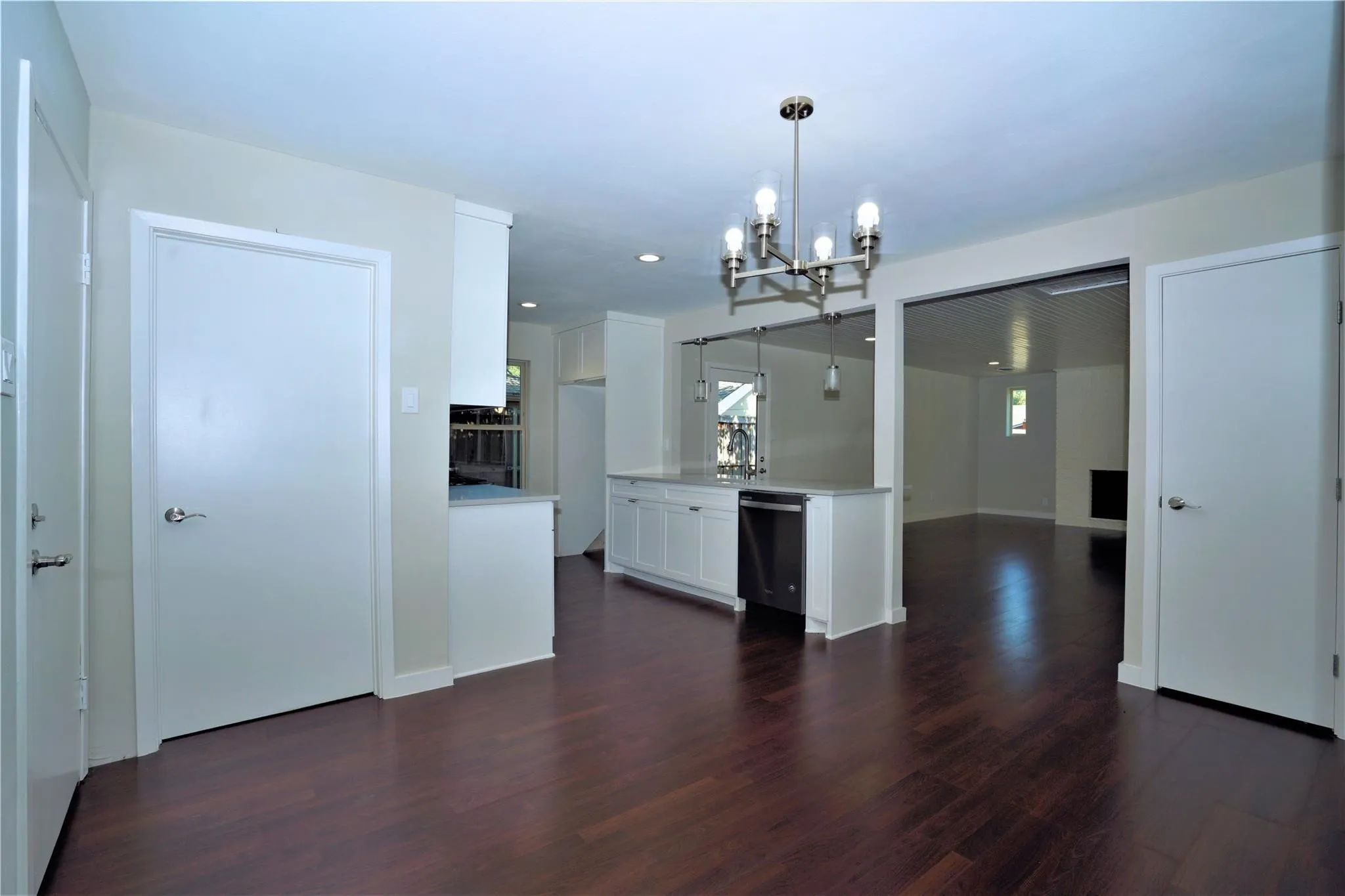 Single Family Residence For Sale in Dallas County , 2435 Hillsboro Avenue, Dallas, Texas 75228, 3 Bedroom, 2 Bathroom, 2 Garage spaces, 1,687 Sqft, built in 1956, mls#21400586, Real Estate Agent in Dallas, Homes For Sale in Dallas county, Homes For Sale in Dallas, Realtor in Dallas Texas, Real Estate Brokerage Independent Realty Texas, Luminita Cordes Realtor