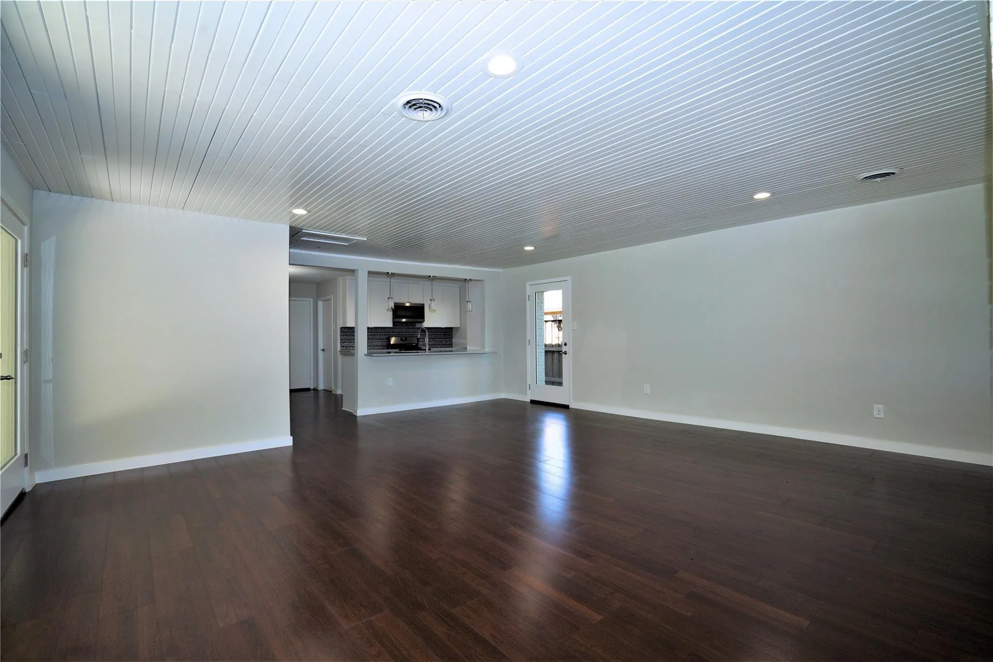 Single Family Residence For Sale in Dallas County , 2435 Hillsboro Avenue, Dallas, Texas 75228, 3 Bedroom, 2 Bathroom, 2 Garage spaces, 1,687 Sqft, built in 1956, mls#21400586, Real Estate Agent in Dallas, Homes For Sale in Dallas county, Homes For Sale in Dallas, Realtor in Dallas Texas, Real Estate Brokerage Independent Realty Texas, Luminita Cordes Realtor