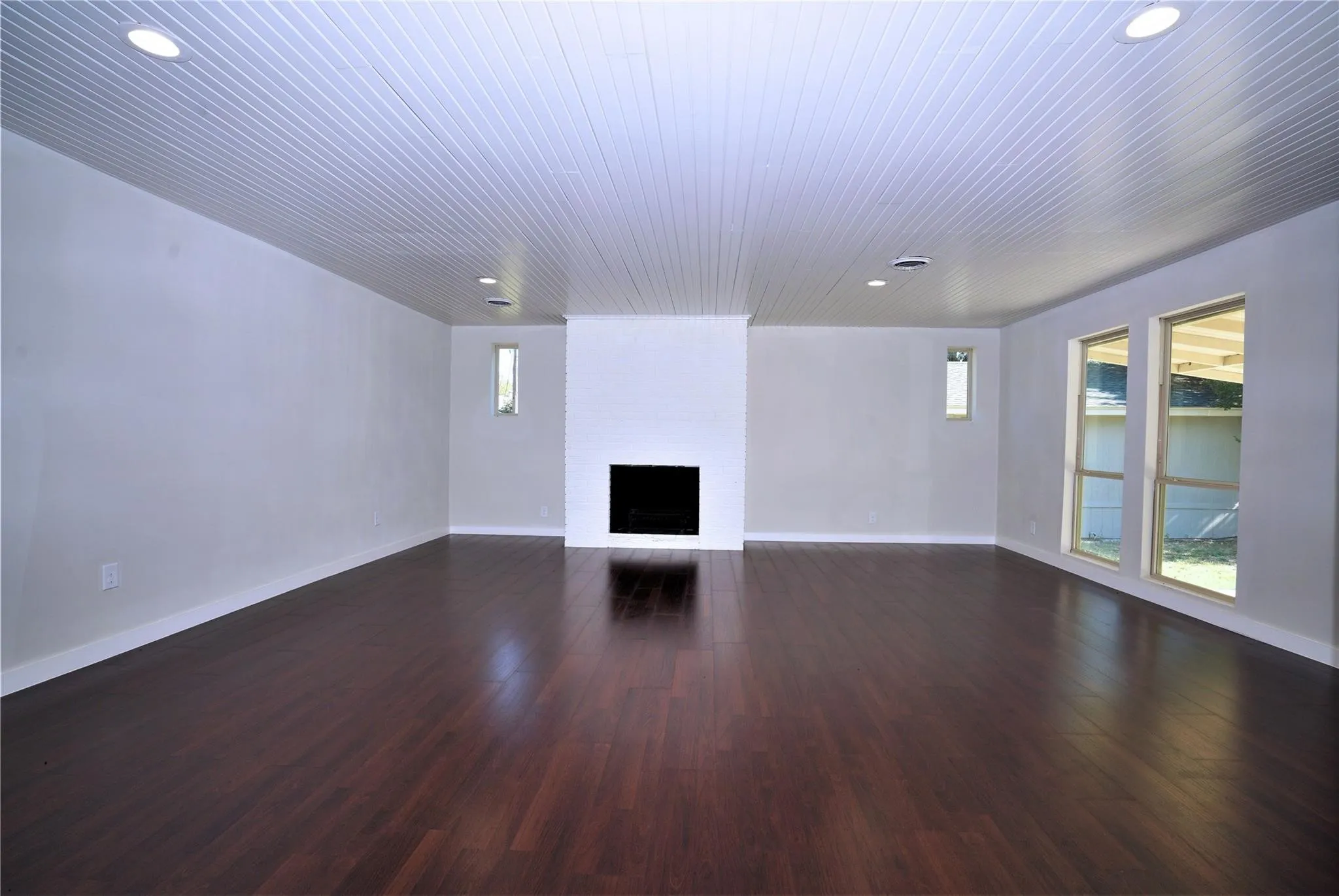 Single Family Residence For Sale in Dallas County , 2435 Hillsboro Avenue, Dallas, Texas 75228, 3 Bedroom, 2 Bathroom, 2 Garage spaces, 1,687 Sqft, built in 1956, mls#21400586, Real Estate Agent in Dallas, Homes For Sale in Dallas county, Homes For Sale in Dallas, Realtor in Dallas Texas, Real Estate Brokerage Independent Realty Texas, Luminita Cordes Realtor