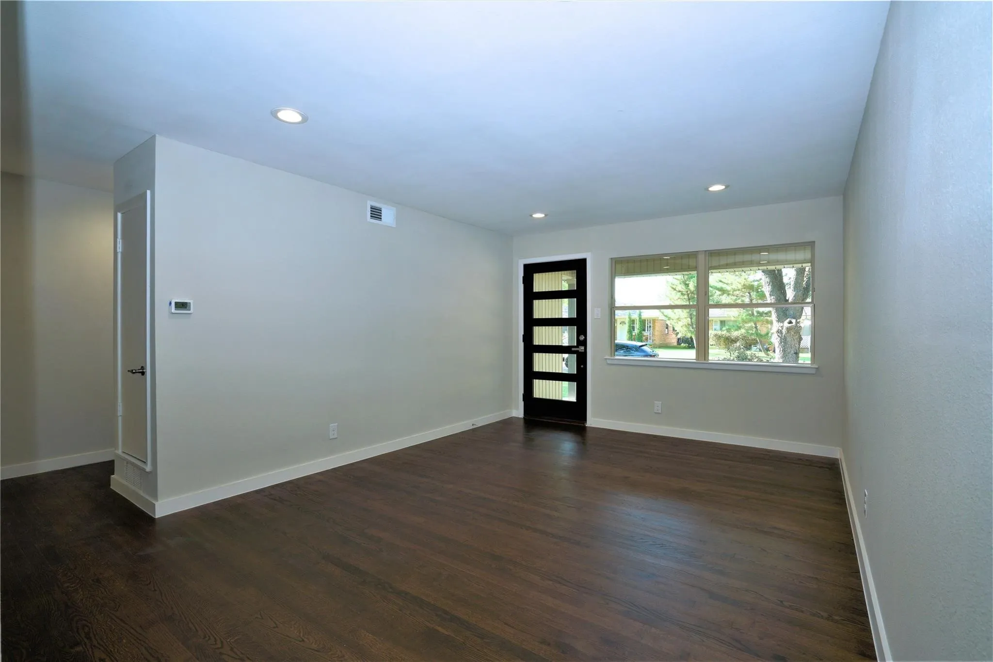 Single Family Residence For Sale in Dallas County , 2435 Hillsboro Avenue, Dallas, Texas 75228, 3 Bedroom, 2 Bathroom, 2 Garage spaces, 1,687 Sqft, built in 1956, mls#21400586, Real Estate Agent in Dallas, Homes For Sale in Dallas county, Homes For Sale in Dallas, Realtor in Dallas Texas, Real Estate Brokerage Independent Realty Texas, Luminita Cordes Realtor