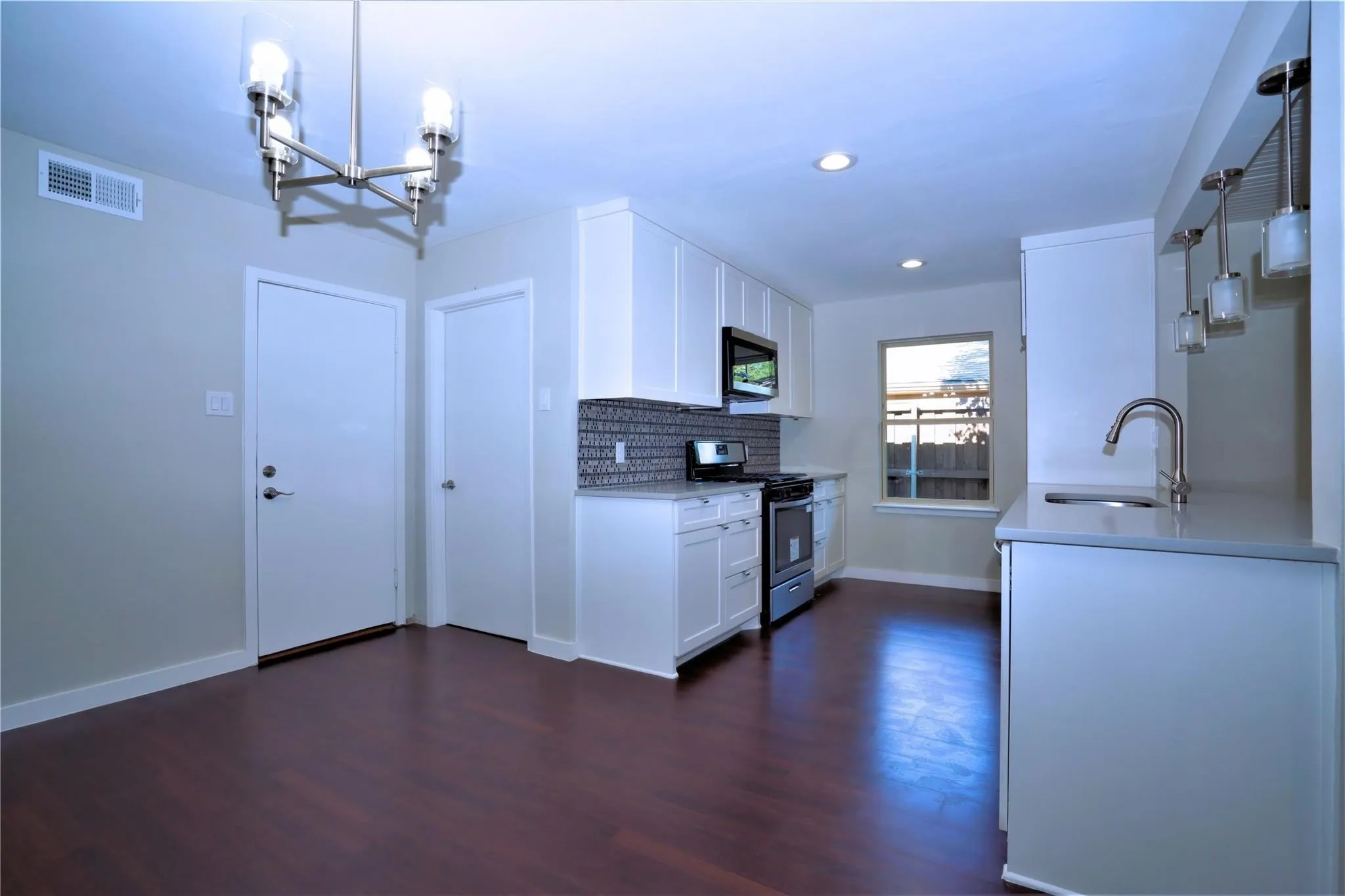 Single Family Residence For Sale in Dallas County , 2435 Hillsboro Avenue, Dallas, Texas 75228, 3 Bedroom, 2 Bathroom, 2 Garage spaces, 1,687 Sqft, built in 1956, mls#21400586, Real Estate Agent in Dallas, Homes For Sale in Dallas county, Homes For Sale in Dallas, Realtor in Dallas Texas, Real Estate Brokerage Independent Realty Texas, Luminita Cordes Realtor