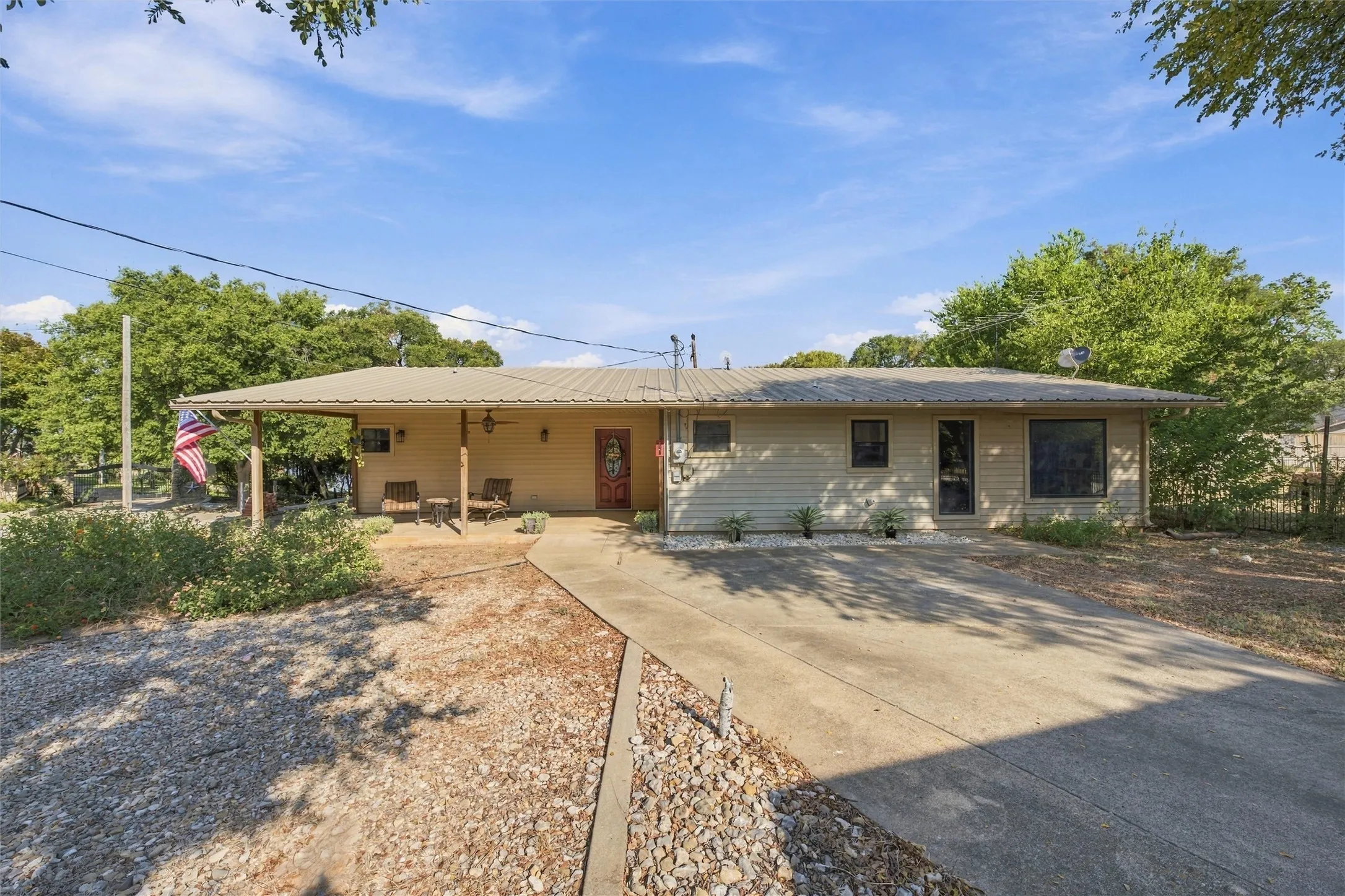 Single Family Residence For Sale in Bosque County , 197 County Road 1723, Clifton, Texas 76634, 3 Bedroom, 2 Bathroom, 2 Garage spaces, 1,654 Sqft, built in 1997, mls#21399597, Real Estate Agent in Clifton, Homes For Sale in Bosque county, Homes For Sale in Clifton, Realtor in Clifton Texas, Real Estate Brokerage Independent Realty Texas, Luminita Cordes Realtor