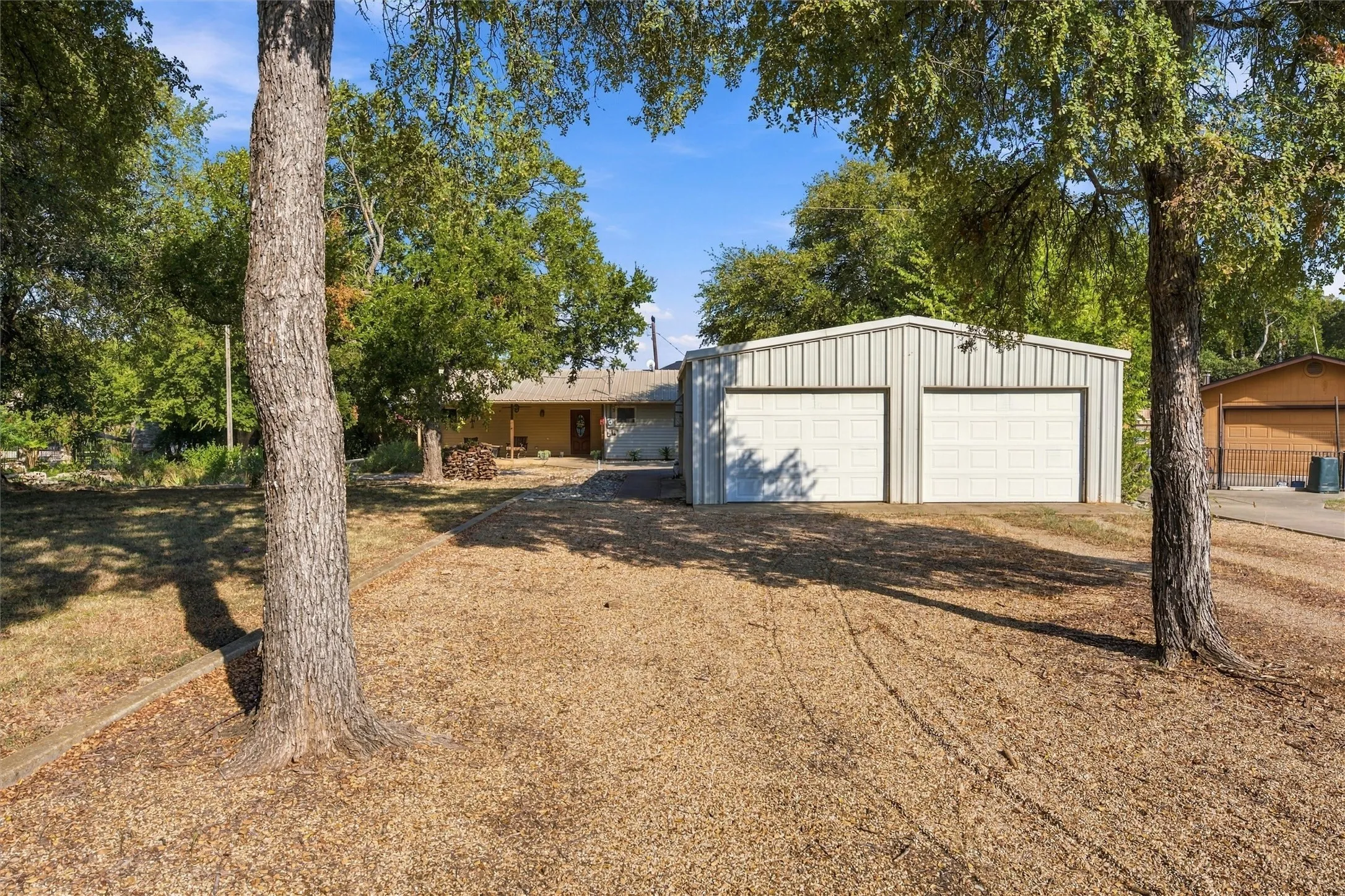 Single Family Residence For Sale in Bosque County , 197 County Road 1723, Clifton, Texas 76634, 3 Bedroom, 2 Bathroom, 2 Garage spaces, 1,654 Sqft, built in 1997, mls#21399597, Real Estate Agent in Clifton, Homes For Sale in Bosque county, Homes For Sale in Clifton, Realtor in Clifton Texas, Real Estate Brokerage Independent Realty Texas, Luminita Cordes Realtor