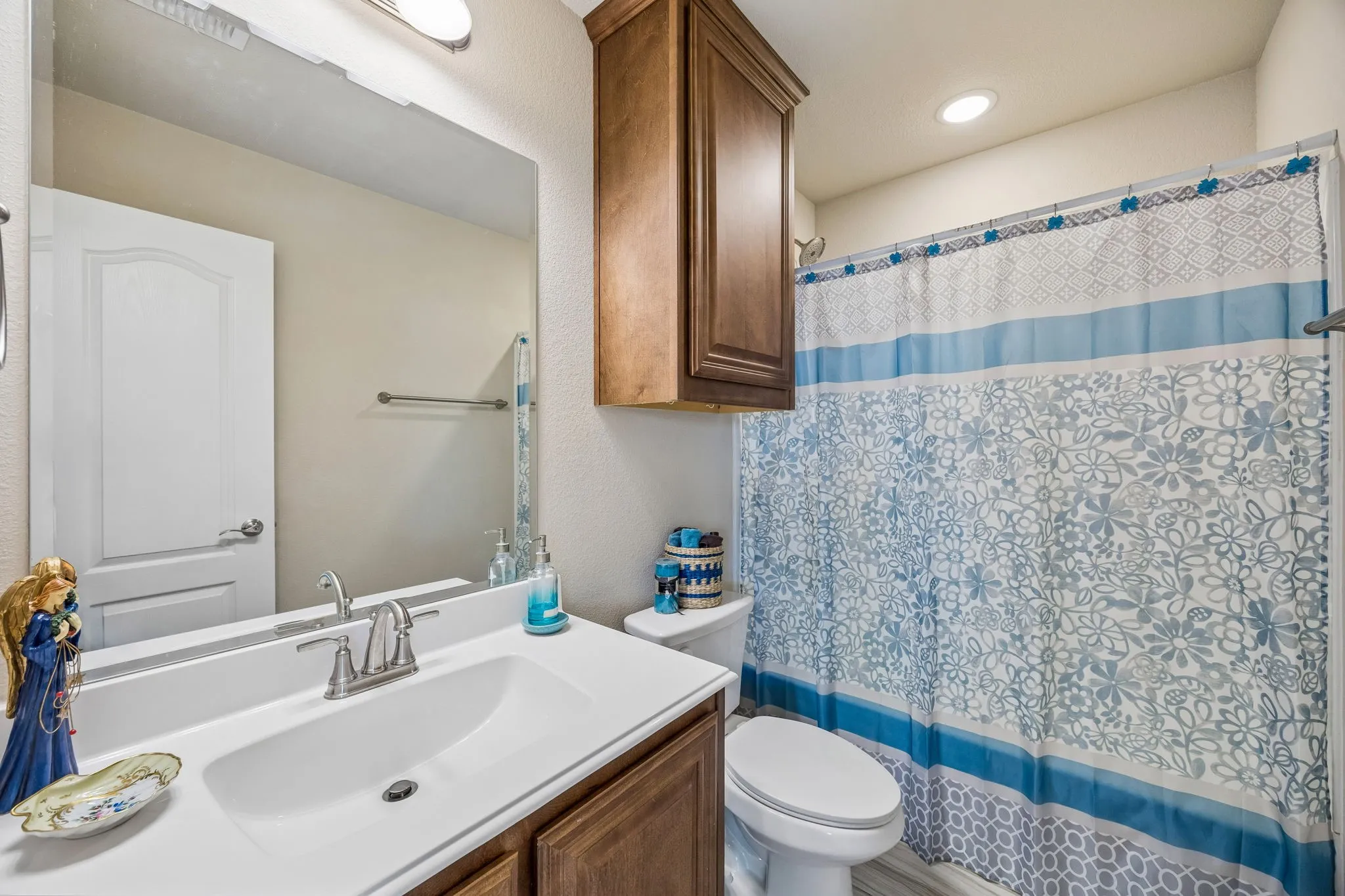3rd full bath keeping everyone happy.