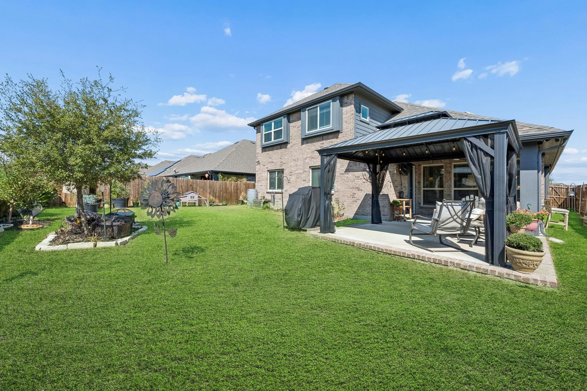 Tons of gardening space.