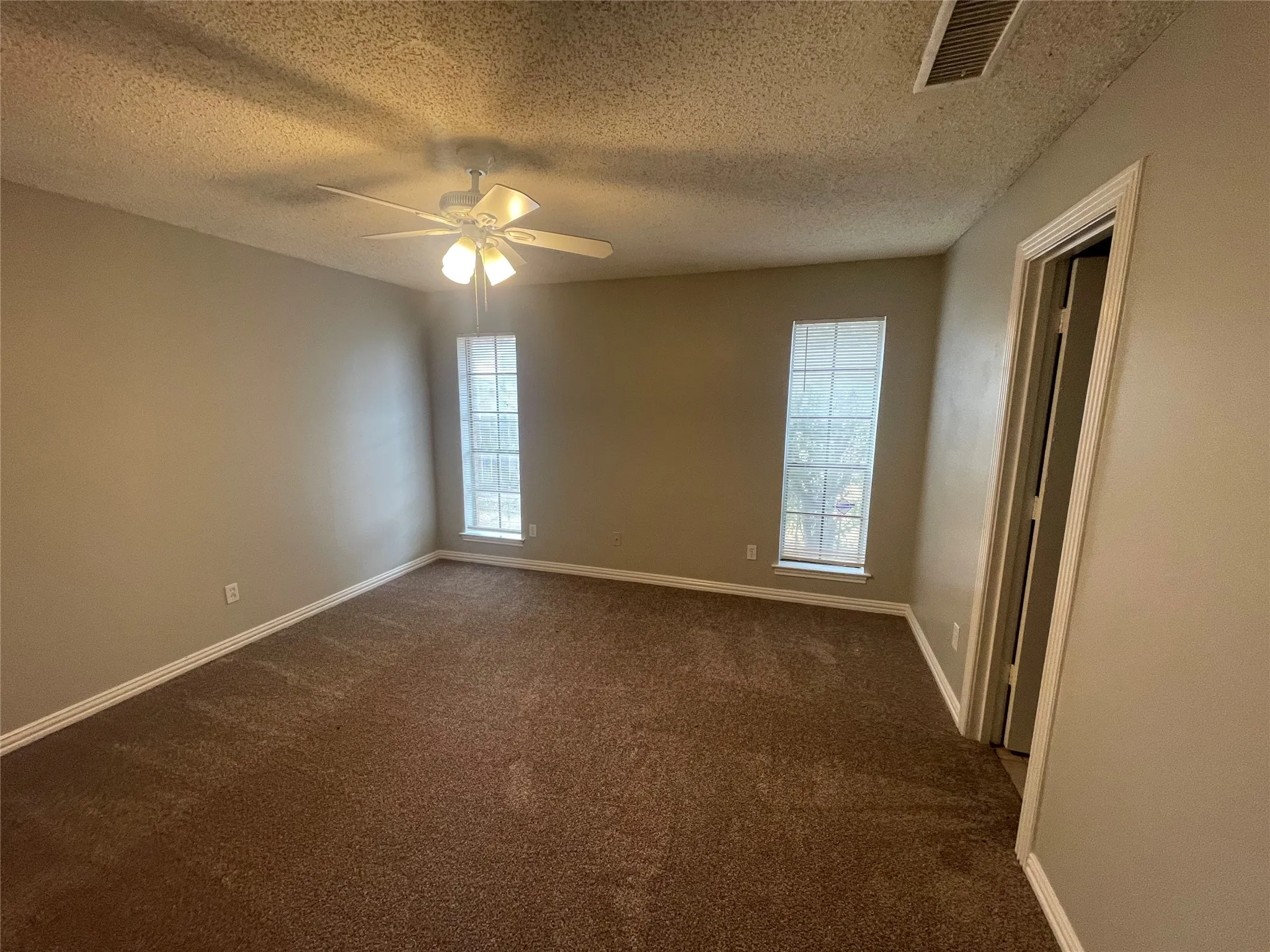 Single Family Residence For Rent in Dallas County , 504 W Jay Court, De Soto, Texas 75115, 3 Bedroom, 2 Bathroom, 2 Garage spaces, 1,439 Sqft, built in 1983, mls#21400596, Real Estate Agent in De Soto, Homes For Rent in Dallas county, Homes For Rent in De Soto, Realtor in De Soto Texas, Real Estate Brokerage Independent Realty Texas, Luminita Cordes Realtor