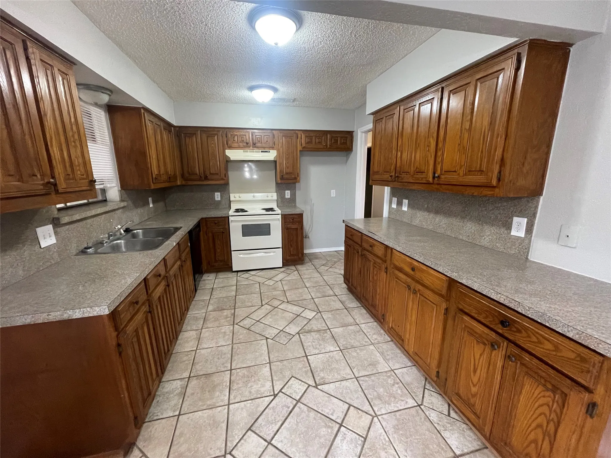 Single Family Residence For Rent in Dallas County , 504 W Jay Court, De Soto, Texas 75115, 3 Bedroom, 2 Bathroom, 2 Garage spaces, 1,439 Sqft, built in 1983, mls#21400596, Real Estate Agent in De Soto, Homes For Rent in Dallas county, Homes For Rent in De Soto, Realtor in De Soto Texas, Real Estate Brokerage Independent Realty Texas, Luminita Cordes Realtor