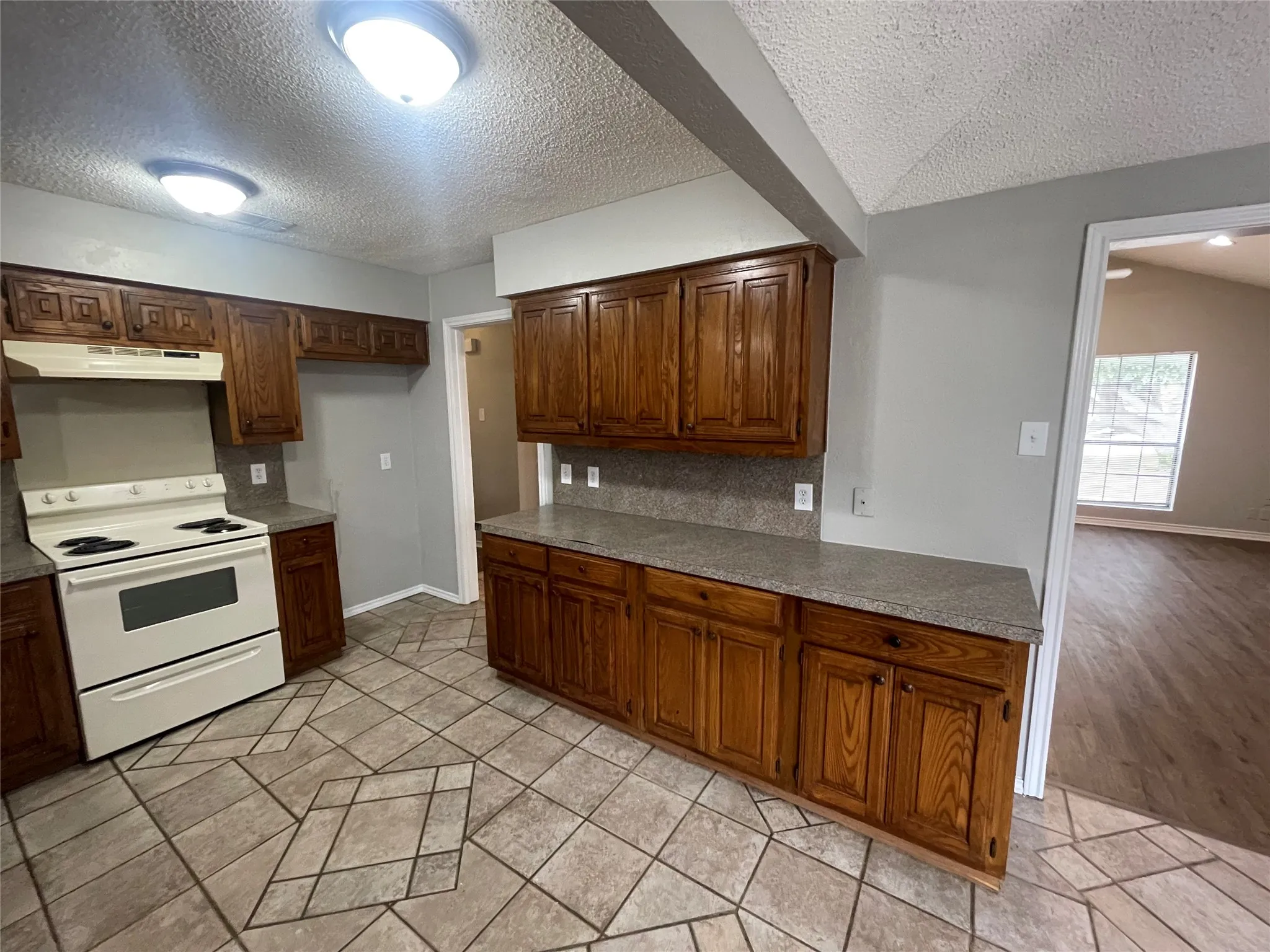 Single Family Residence For Rent in Dallas County , 504 W Jay Court, De Soto, Texas 75115, 3 Bedroom, 2 Bathroom, 2 Garage spaces, 1,439 Sqft, built in 1983, mls#21400596, Real Estate Agent in De Soto, Homes For Rent in Dallas county, Homes For Rent in De Soto, Realtor in De Soto Texas, Real Estate Brokerage Independent Realty Texas, Luminita Cordes Realtor