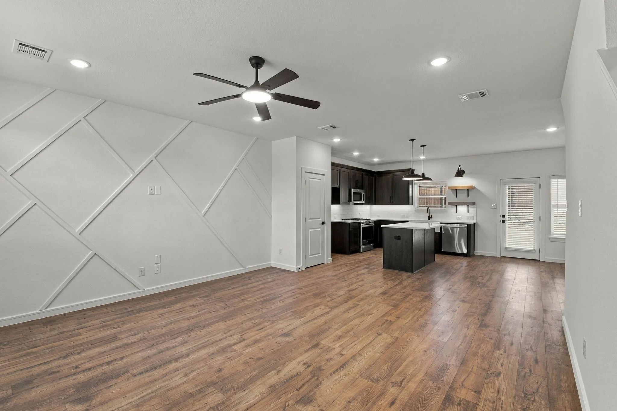 Single Family Residence For Sale in Grayson County , 604 Brook View Drive, Van Alstyne, Texas 75495, 3 Bedroom, 3 Bathroom, 2 Garage spaces, 1,750 Sqft, built in 2024, mls#21400594, Real Estate Agent in Van Alstyne, Homes For Sale in Grayson county, Homes For Sale in Van Alstyne, Realtor in Van Alstyne Texas, Real Estate Brokerage Independent Realty Texas, Luminita Cordes Realtor