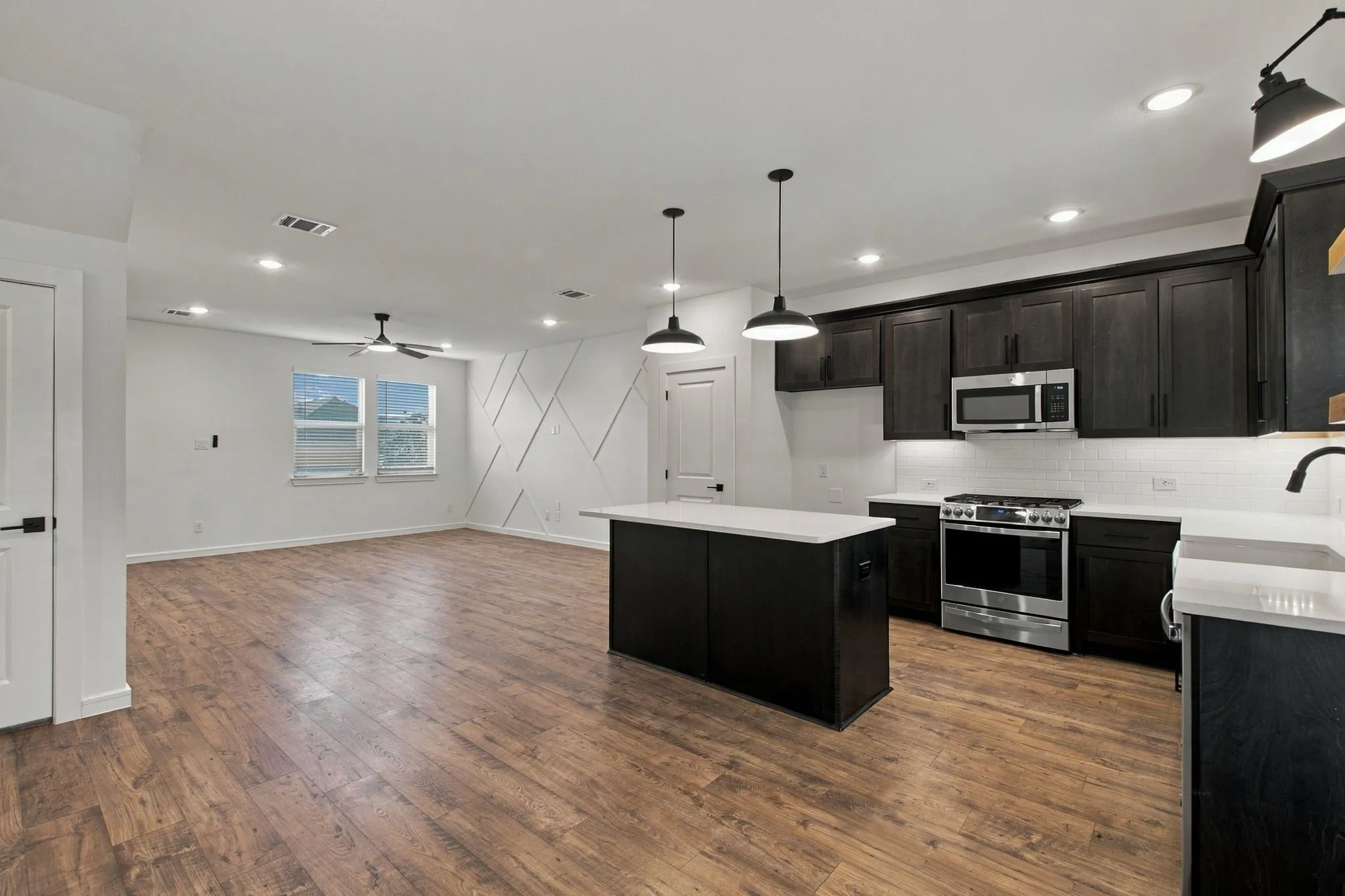 Single Family Residence For Sale in Grayson County , 604 Brook View Drive, Van Alstyne, Texas 75495, 3 Bedroom, 3 Bathroom, 2 Garage spaces, 1,750 Sqft, built in 2024, mls#21400594, Real Estate Agent in Van Alstyne, Homes For Sale in Grayson county, Homes For Sale in Van Alstyne, Realtor in Van Alstyne Texas, Real Estate Brokerage Independent Realty Texas, Luminita Cordes Realtor