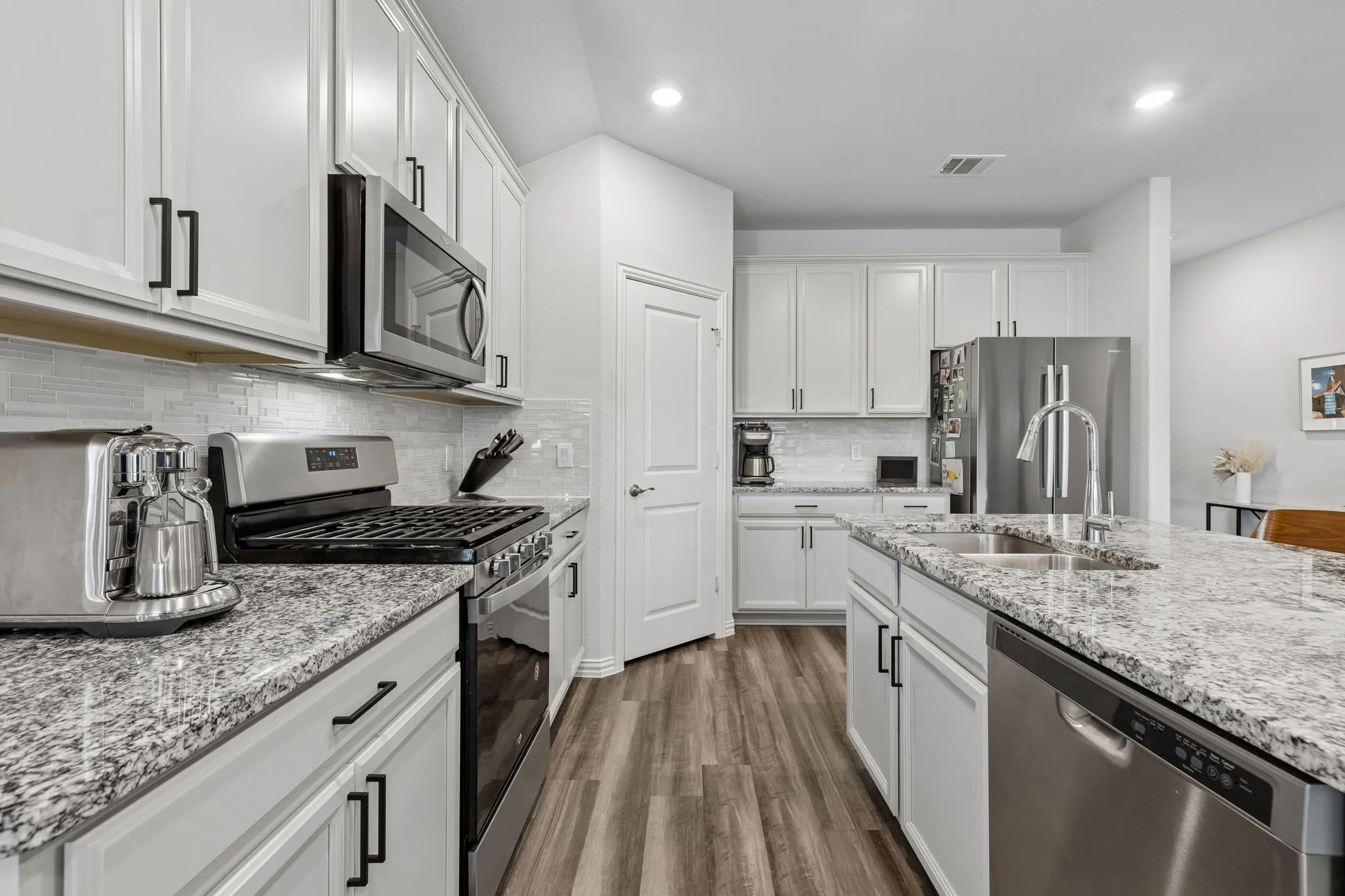 Single Family Residence For Sale in Tarrant County , 5549 Cypress Willow Bend, Fort Worth, Texas 76126, 3 Bedroom, 2 Bathroom, 2 Garage spaces, 1,813 Sqft, built in 2020, mls#21400609, Real Estate Agent in Fort Worth, Homes For Sale in Tarrant county, Homes For Sale in Fort Worth, Realtor in Fort Worth Texas, Real Estate Brokerage Independent Realty Texas, Luminita Cordes Realtor