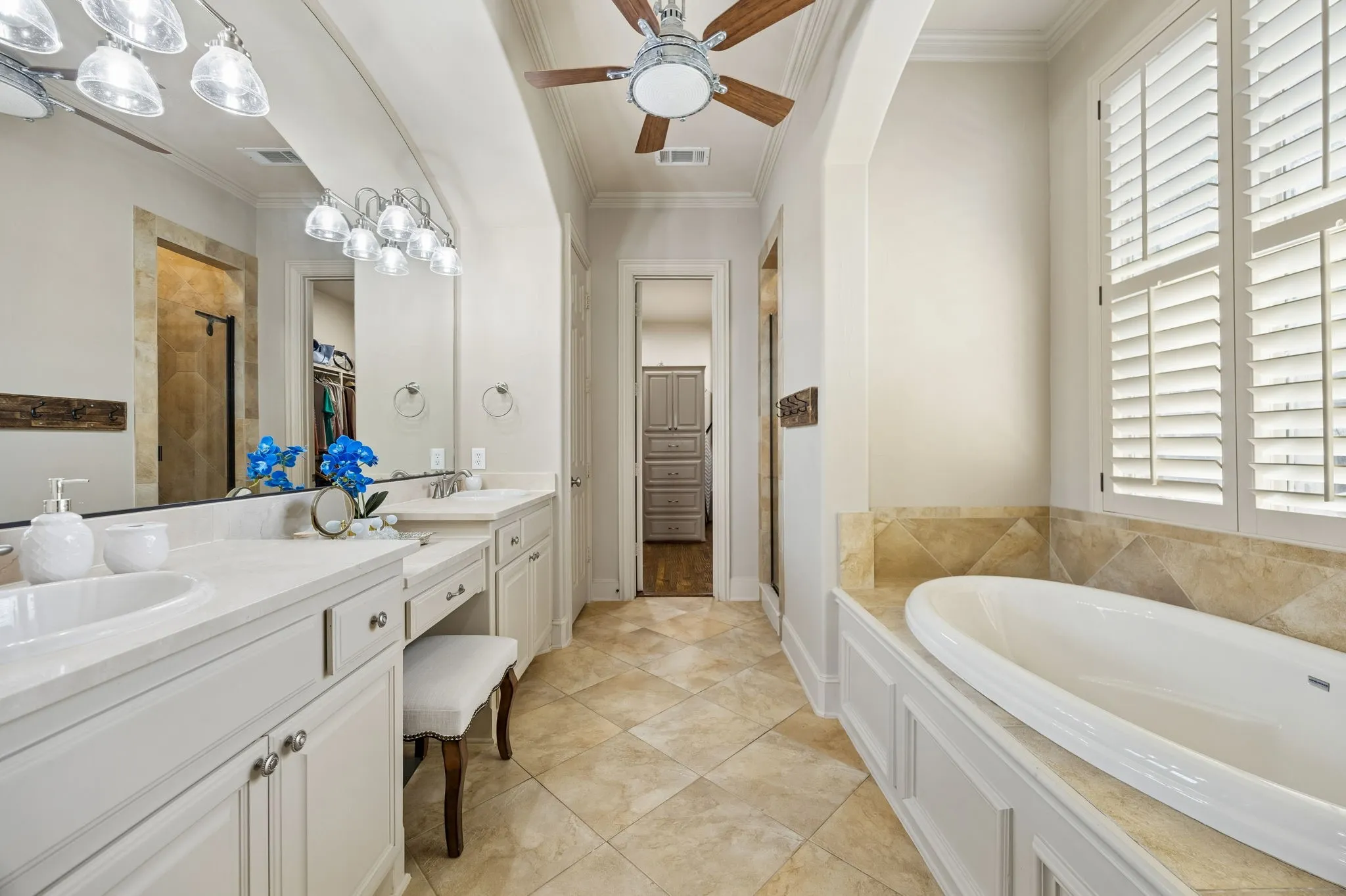 Double vanity and garden tub