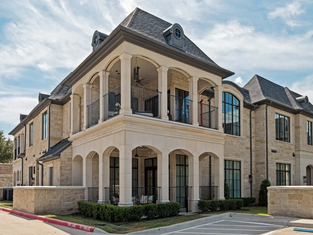 Again this unit has so much added convenience with the gate access from the patio and adjacent guest parking!