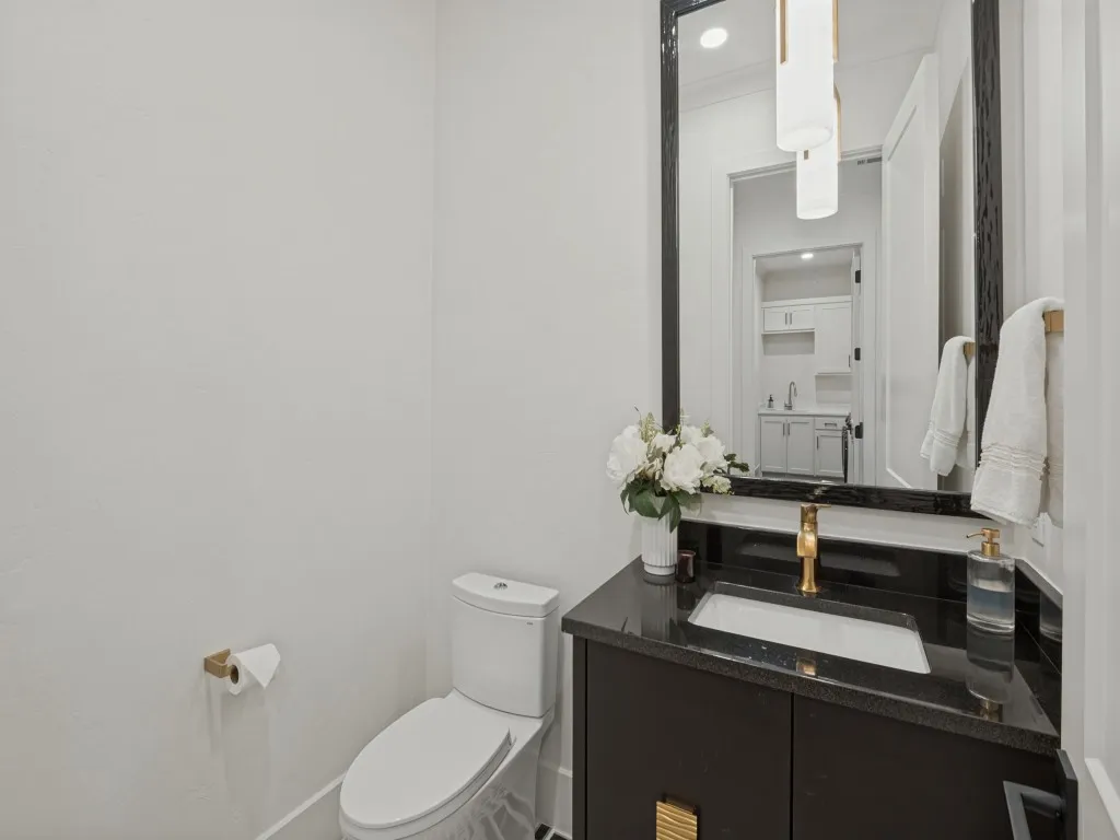 A beautifully designed powder bath is available for quest.