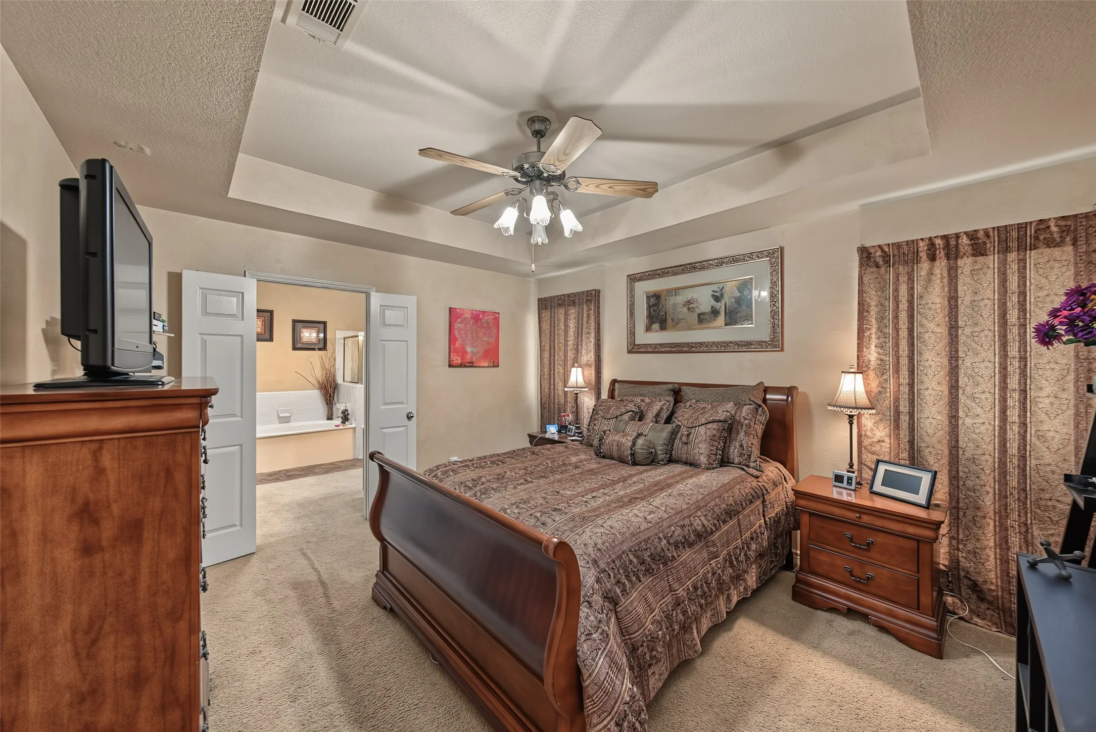 Tray ceiling with a ceiling fan
