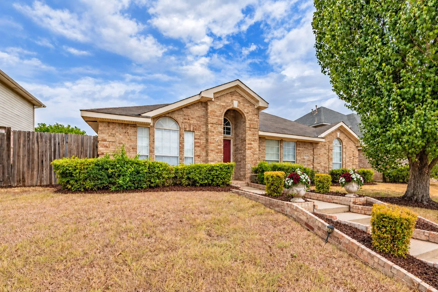Single Family Residence For Sale in Tarrant County , 2722 Kingswood Boulevard, Grand Prairie, Texas 75052, 4 Bedroom, 2 Bathroom, 2 Garage spaces, 1,694 Sqft, built in 1992, mls#21400623, Real Estate Agent in Grand Prairie, Homes For Sale in Tarrant county, Homes For Sale in Grand Prairie, Realtor in Grand Prairie Texas, Real Estate Brokerage Independent Realty Texas, Luminita Cordes Realtor