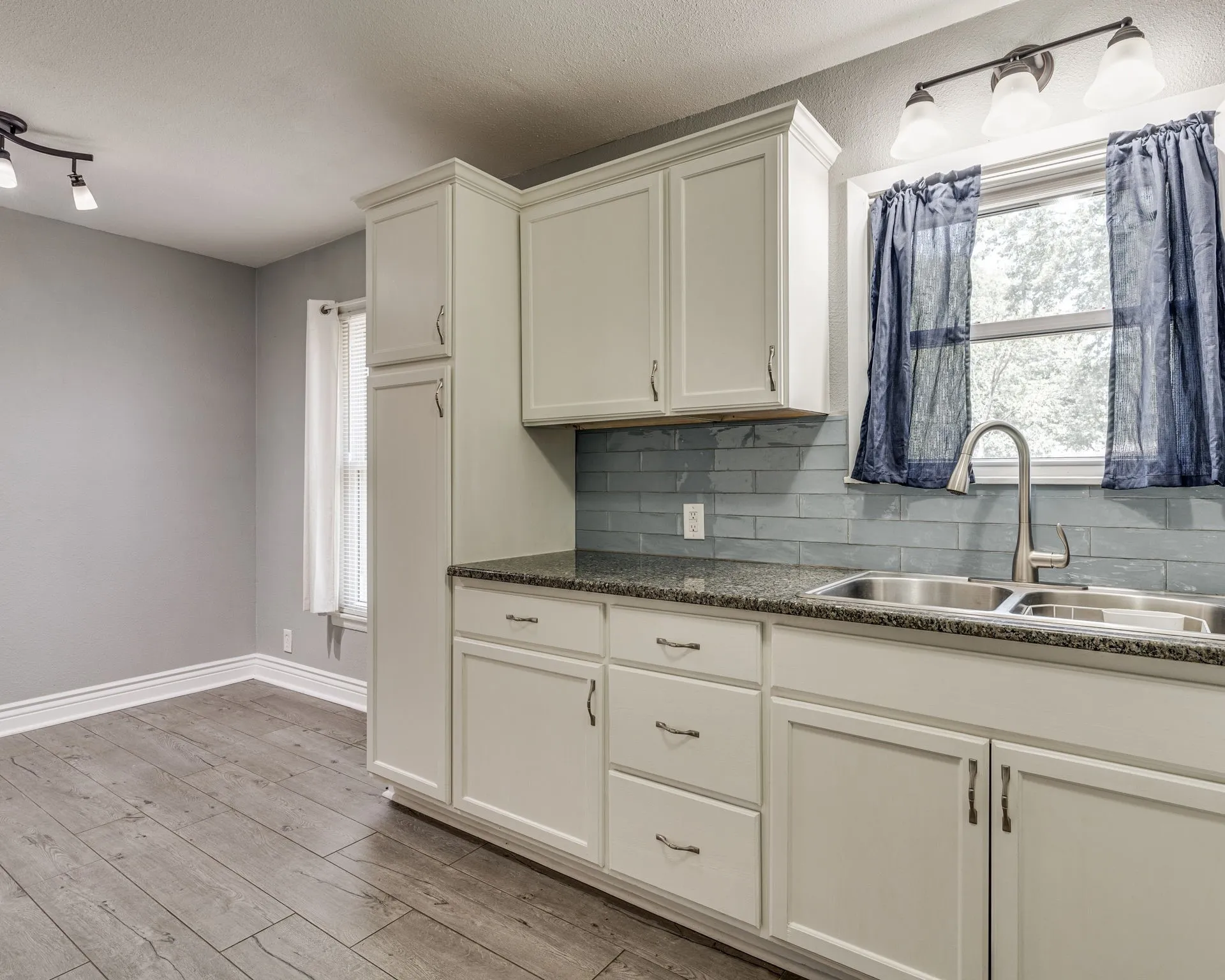 Single Family Residence For Rent in Johnson County , 1108 Chester Street, Cleburne, Texas 76033, 3 Bedroom, 2 Bathroom, Garage spaces, 1,292 Sqft, built in 1961, mls#21400625, Real Estate Agent in Cleburne, Homes For Rent in Johnson county, Homes For Rent in Cleburne, Realtor in Cleburne Texas, Real Estate Brokerage Independent Realty Texas, Luminita Cordes Realtor