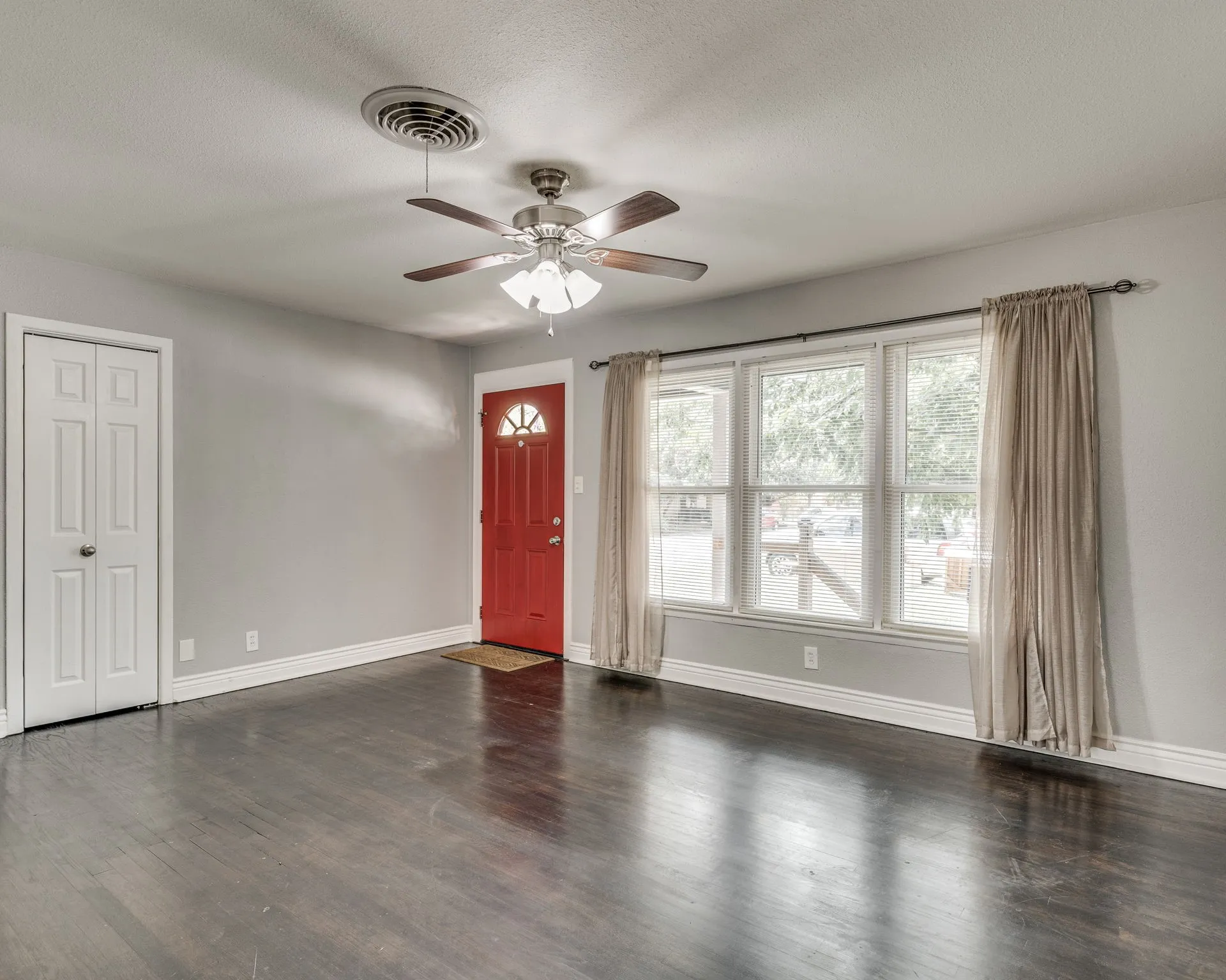 Single Family Residence For Rent in Johnson County , 1108 Chester Street, Cleburne, Texas 76033, 3 Bedroom, 2 Bathroom, Garage spaces, 1,292 Sqft, built in 1961, mls#21400625, Real Estate Agent in Cleburne, Homes For Rent in Johnson county, Homes For Rent in Cleburne, Realtor in Cleburne Texas, Real Estate Brokerage Independent Realty Texas, Luminita Cordes Realtor