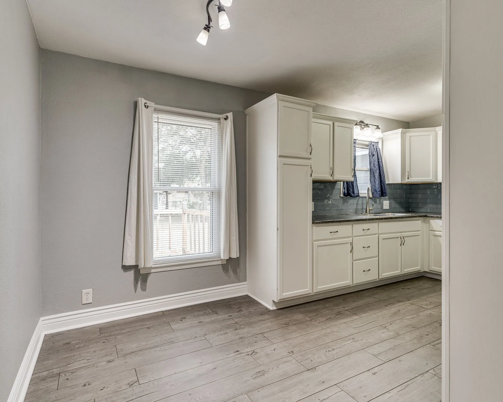 Single Family Residence For Rent in Johnson County , 1108 Chester Street, Cleburne, Texas 76033, 3 Bedroom, 2 Bathroom, Garage spaces, 1,292 Sqft, built in 1961, mls#21400625, Real Estate Agent in Cleburne, Homes For Rent in Johnson county, Homes For Rent in Cleburne, Realtor in Cleburne Texas, Real Estate Brokerage Independent Realty Texas, Luminita Cordes Realtor