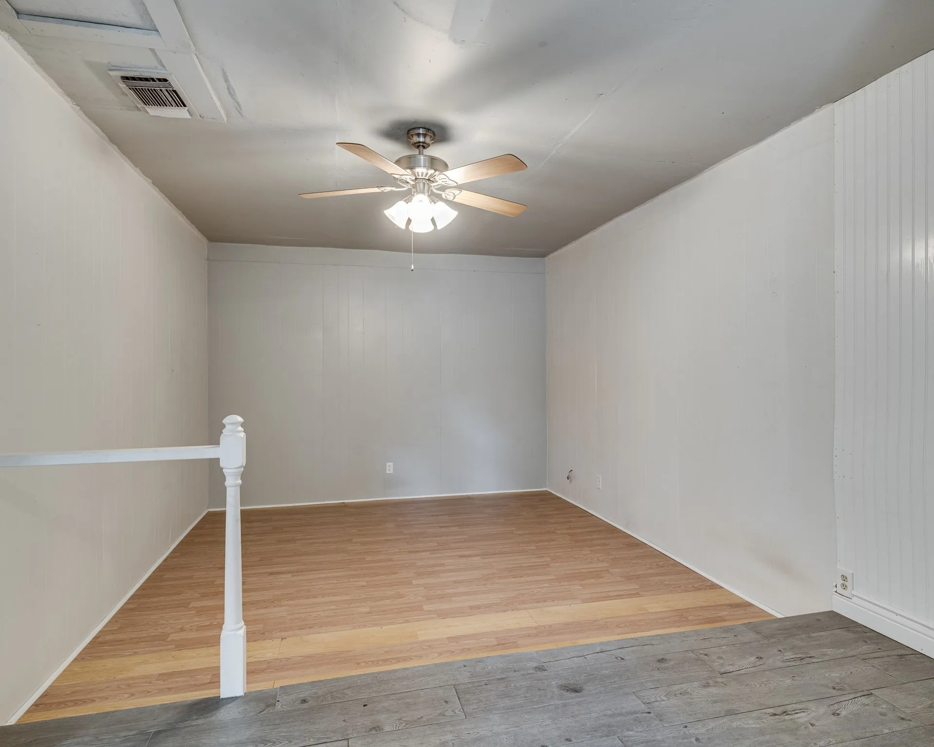 Single Family Residence For Rent in Johnson County , 1108 Chester Street, Cleburne, Texas 76033, 3 Bedroom, 2 Bathroom, Garage spaces, 1,292 Sqft, built in 1961, mls#21400625, Real Estate Agent in Cleburne, Homes For Rent in Johnson county, Homes For Rent in Cleburne, Realtor in Cleburne Texas, Real Estate Brokerage Independent Realty Texas, Luminita Cordes Realtor