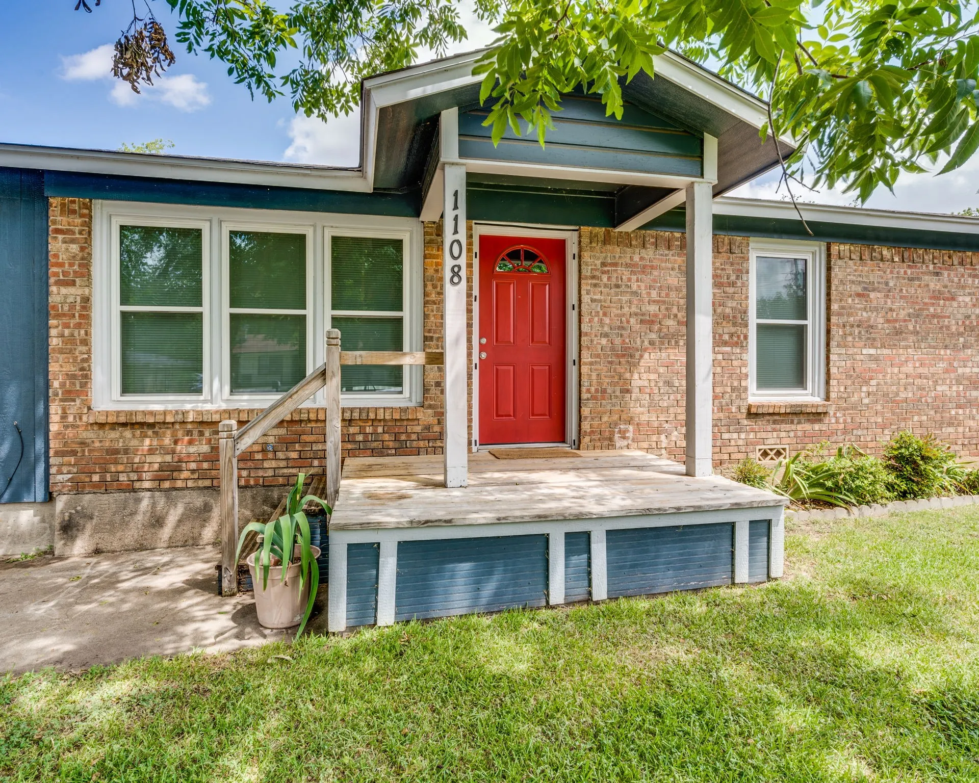 Single Family Residence For Rent in Johnson County , 1108 Chester Street, Cleburne, Texas 76033, 3 Bedroom, 2 Bathroom, Garage spaces, 1,292 Sqft, built in 1961, mls#21400625, Real Estate Agent in Cleburne, Homes For Rent in Johnson county, Homes For Rent in Cleburne, Realtor in Cleburne Texas, Real Estate Brokerage Independent Realty Texas, Luminita Cordes Realtor