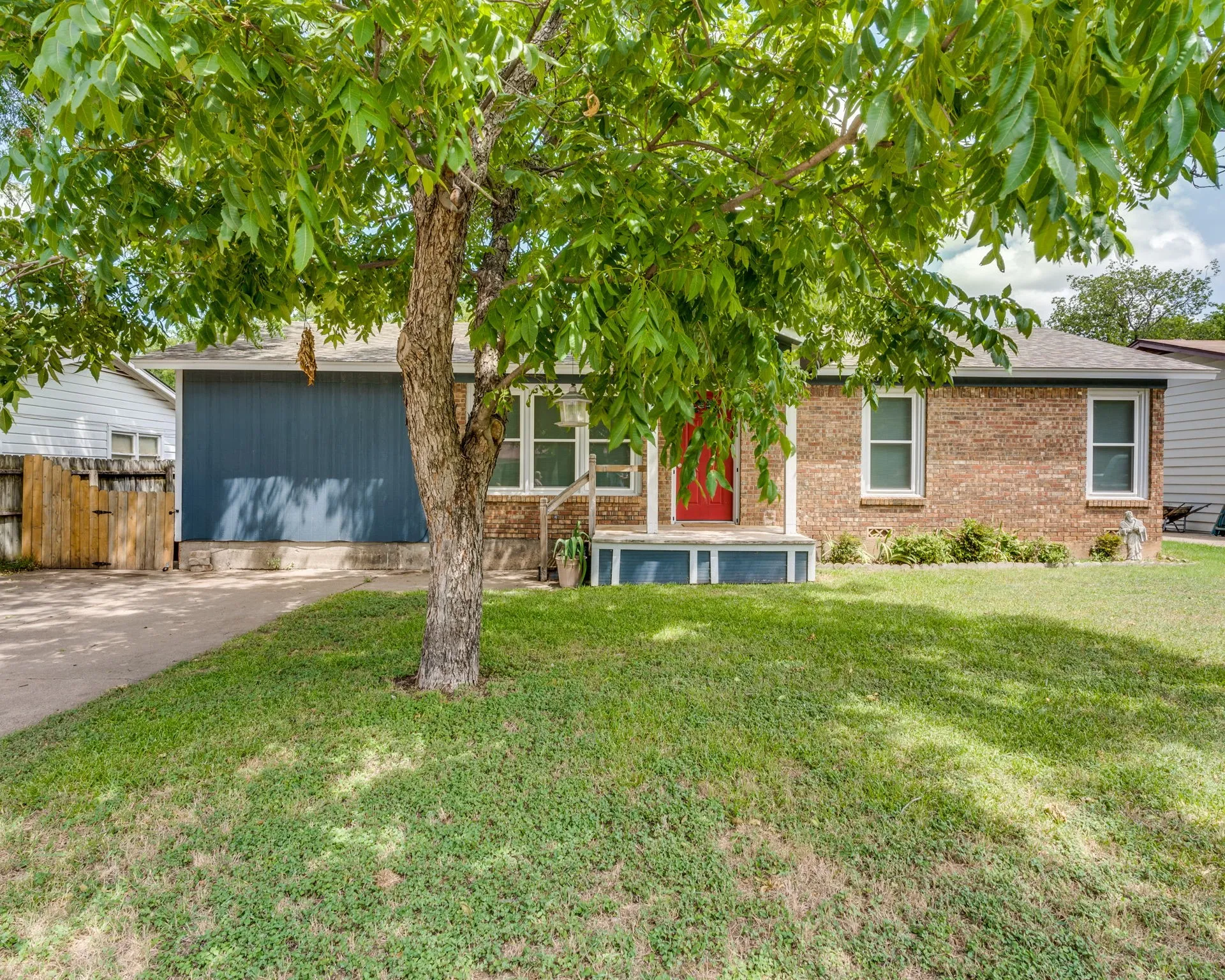 Single Family Residence For Rent in Johnson County , 1108 Chester Street, Cleburne, Texas 76033, 3 Bedroom, 2 Bathroom, Garage spaces, 1,292 Sqft, built in 1961, mls#21400625, Real Estate Agent in Cleburne, Homes For Rent in Johnson county, Homes For Rent in Cleburne, Realtor in Cleburne Texas, Real Estate Brokerage Independent Realty Texas, Luminita Cordes Realtor