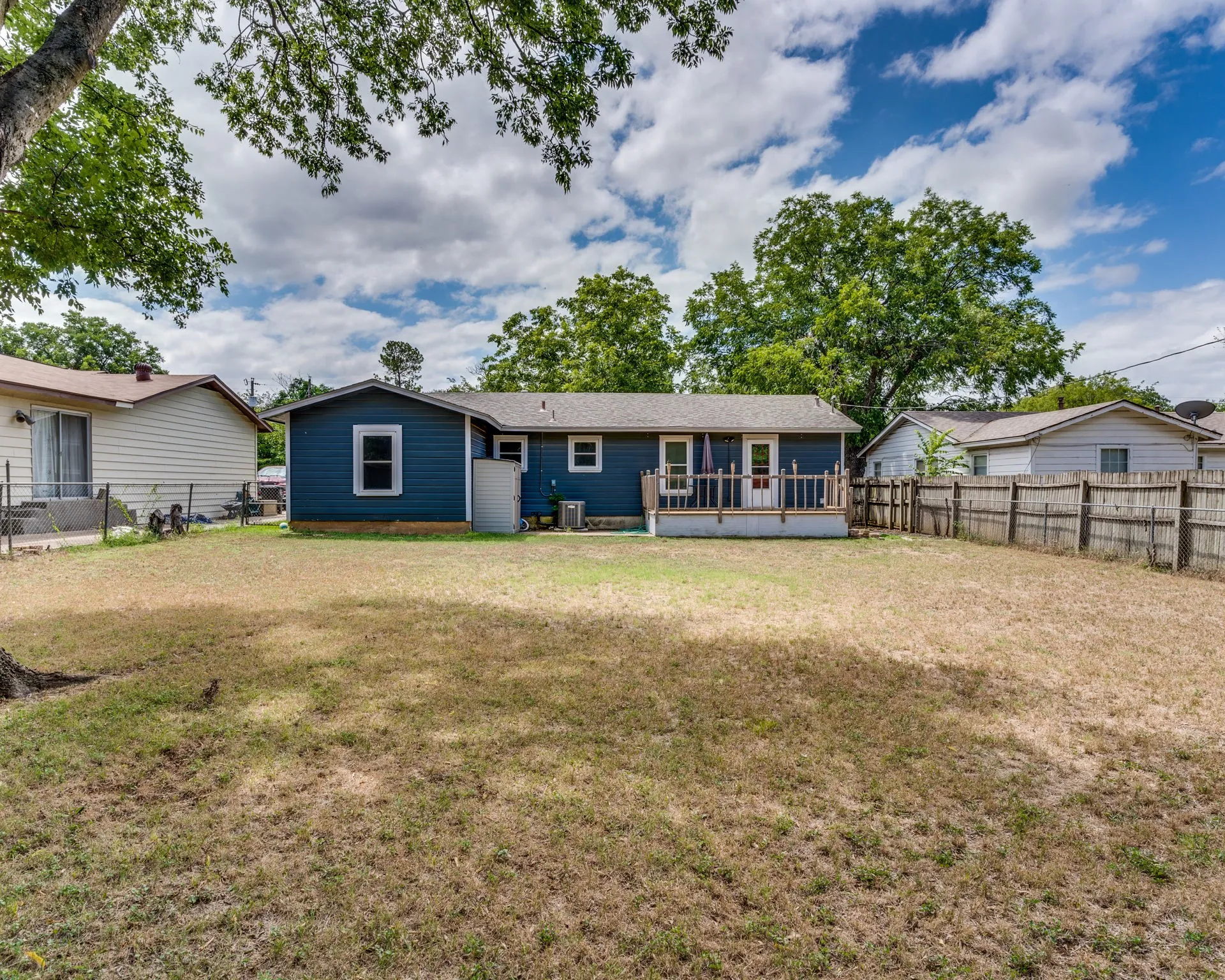 Single Family Residence For Rent in Johnson County , 1108 Chester Street, Cleburne, Texas 76033, 3 Bedroom, 2 Bathroom, Garage spaces, 1,292 Sqft, built in 1961, mls#21400625, Real Estate Agent in Cleburne, Homes For Rent in Johnson county, Homes For Rent in Cleburne, Realtor in Cleburne Texas, Real Estate Brokerage Independent Realty Texas, Luminita Cordes Realtor