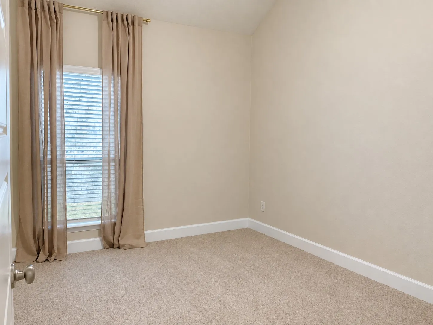 Wall-to-wall carpeting, neutral wall color