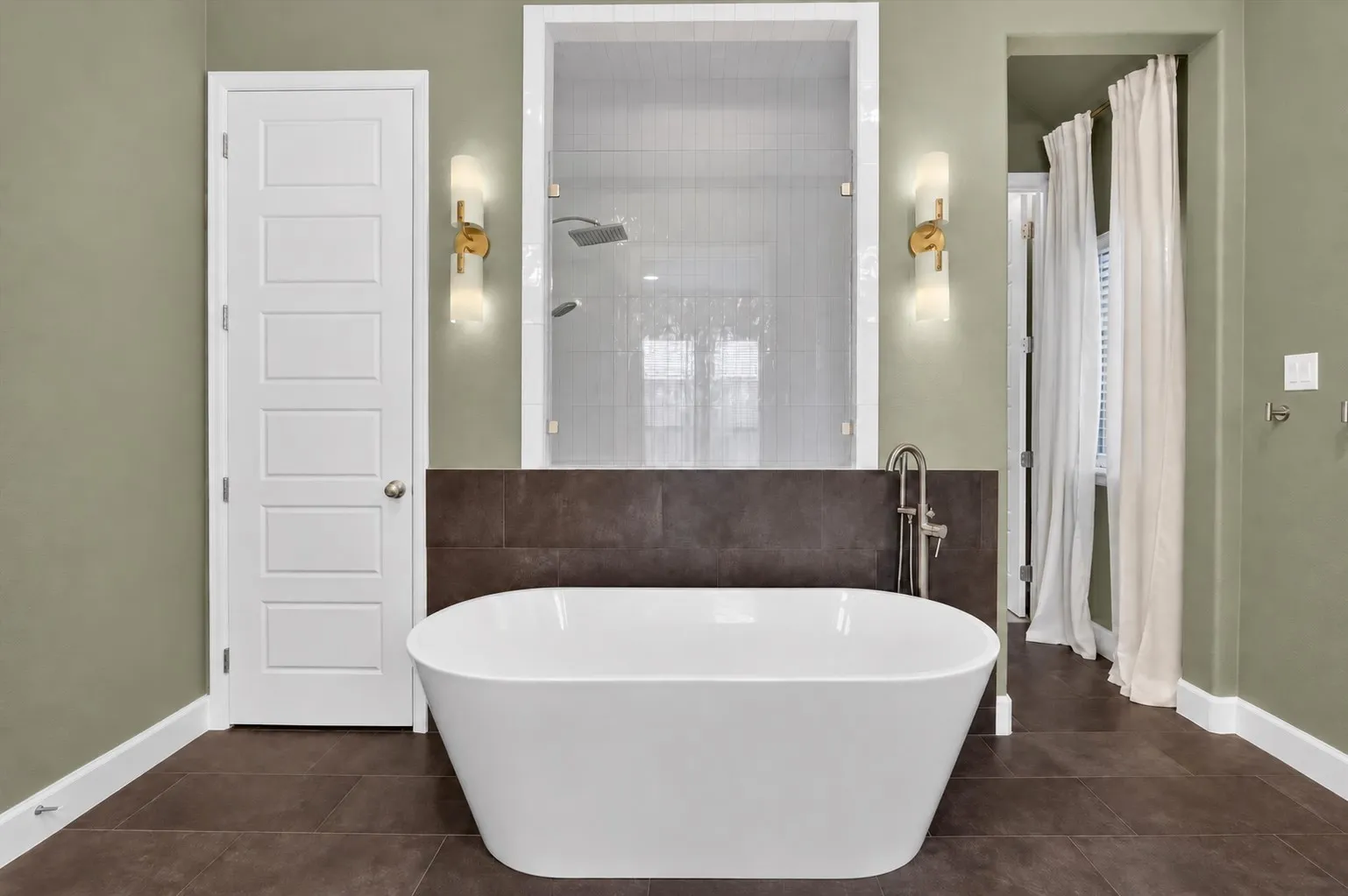 Freestanding soaking tub