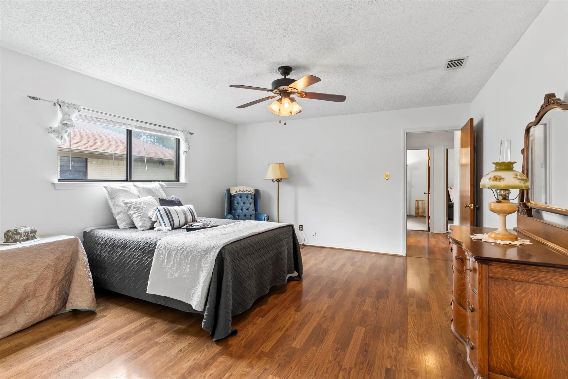 Single Family Residence For Sale in Denton County , 3212 Dunes Street, Denton, Texas 76209, 3 Bedroom, 2 Bathroom, 2 Garage spaces, 1,966 Sqft, built in 1982, mls#21400635, Real Estate Agent in Denton, Homes For Sale in Denton county, Homes For Sale in Denton, Realtor in Denton Texas, Real Estate Brokerage Independent Realty Texas, Luminita Cordes Realtor