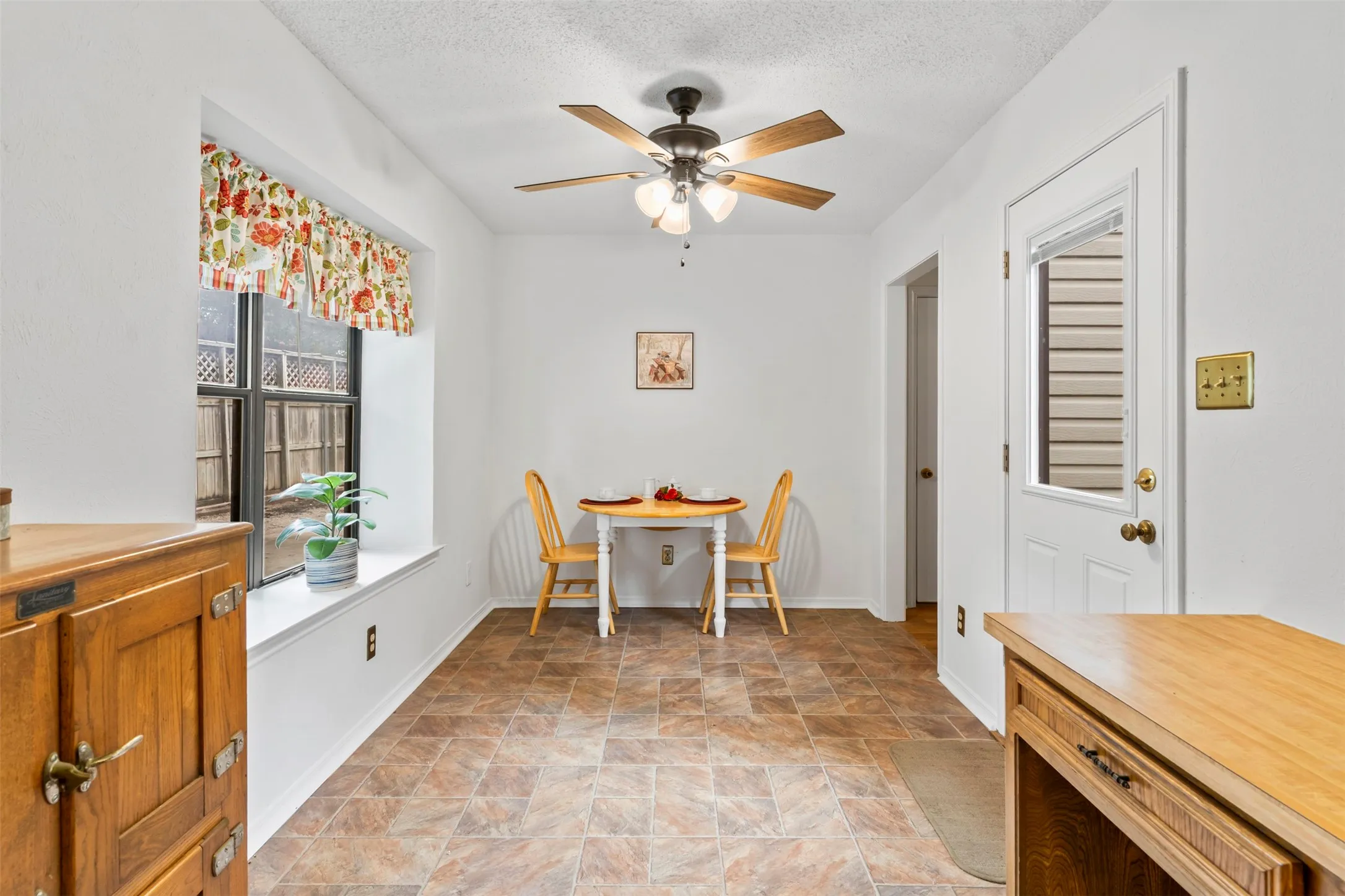 Single Family Residence For Sale in Denton County , 3212 Dunes Street, Denton, Texas 76209, 3 Bedroom, 2 Bathroom, 2 Garage spaces, 1,966 Sqft, built in 1982, mls#21400635, Real Estate Agent in Denton, Homes For Sale in Denton county, Homes For Sale in Denton, Realtor in Denton Texas, Real Estate Brokerage Independent Realty Texas, Luminita Cordes Realtor
