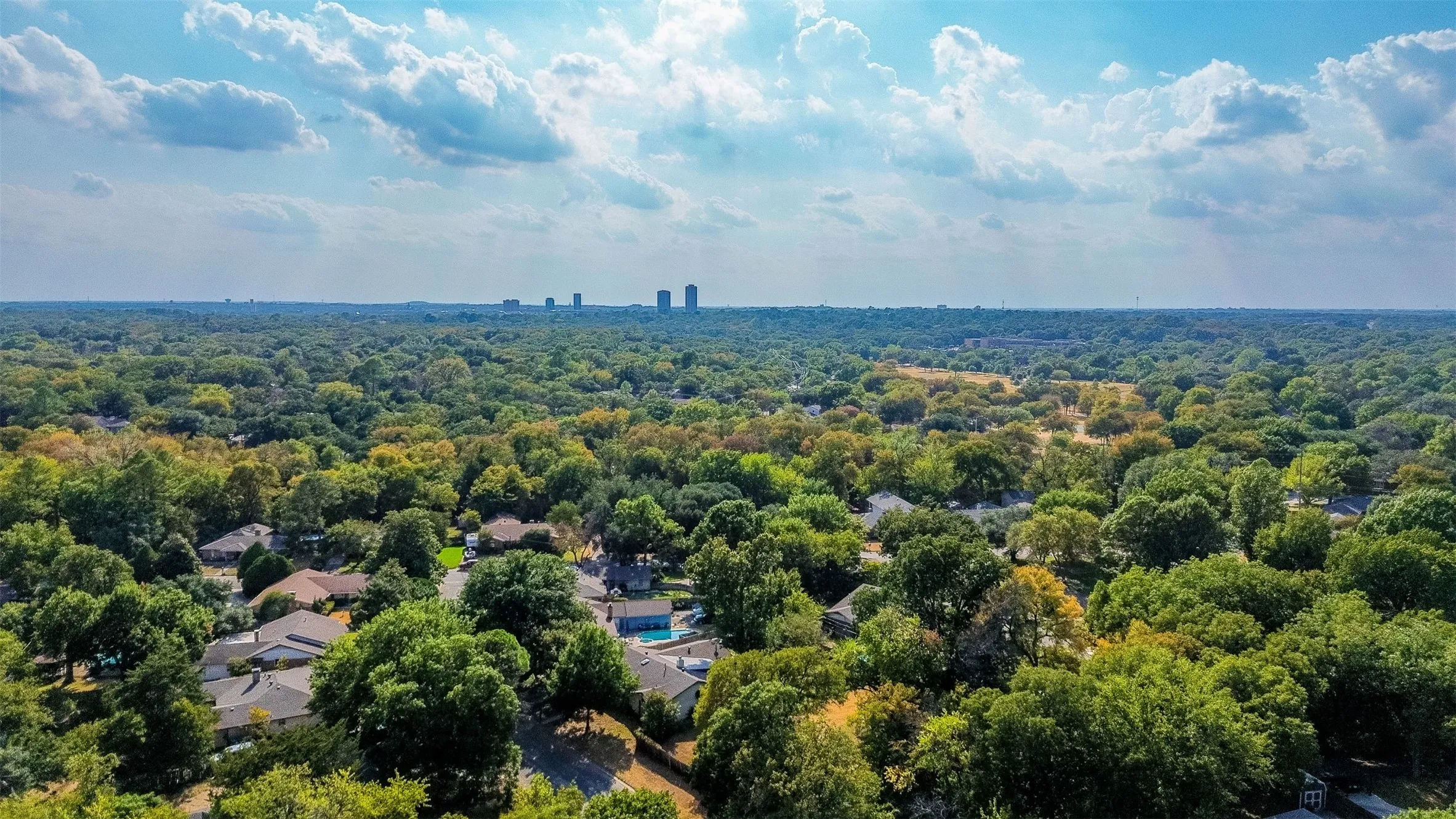Single Family Residence For Sale in Denton County , 3212 Dunes Street, Denton, Texas 76209, 3 Bedroom, 2 Bathroom, 2 Garage spaces, 1,966 Sqft, built in 1982, mls#21400635, Real Estate Agent in Denton, Homes For Sale in Denton county, Homes For Sale in Denton, Realtor in Denton Texas, Real Estate Brokerage Independent Realty Texas, Luminita Cordes Realtor